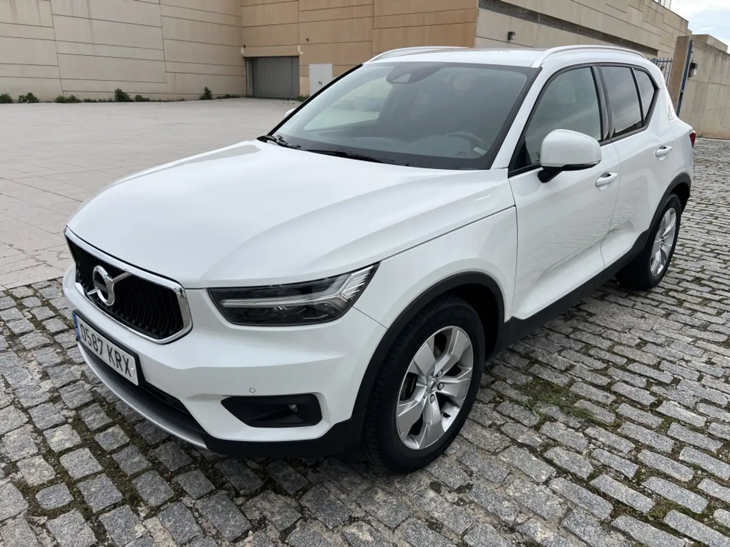 Volvo XC40 D3 Momentum Aut. Blanco - 1