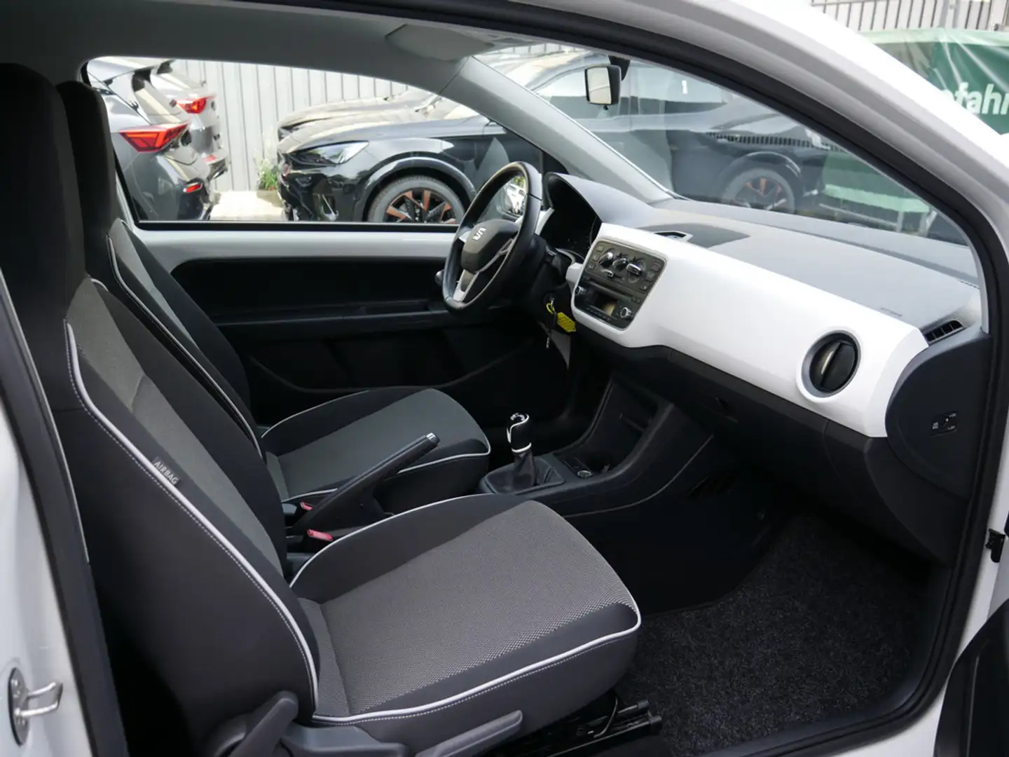 SEAT Mii 1.0 Chic KLIMA PDC SITZHEIZUNG NAVI Wit - 2