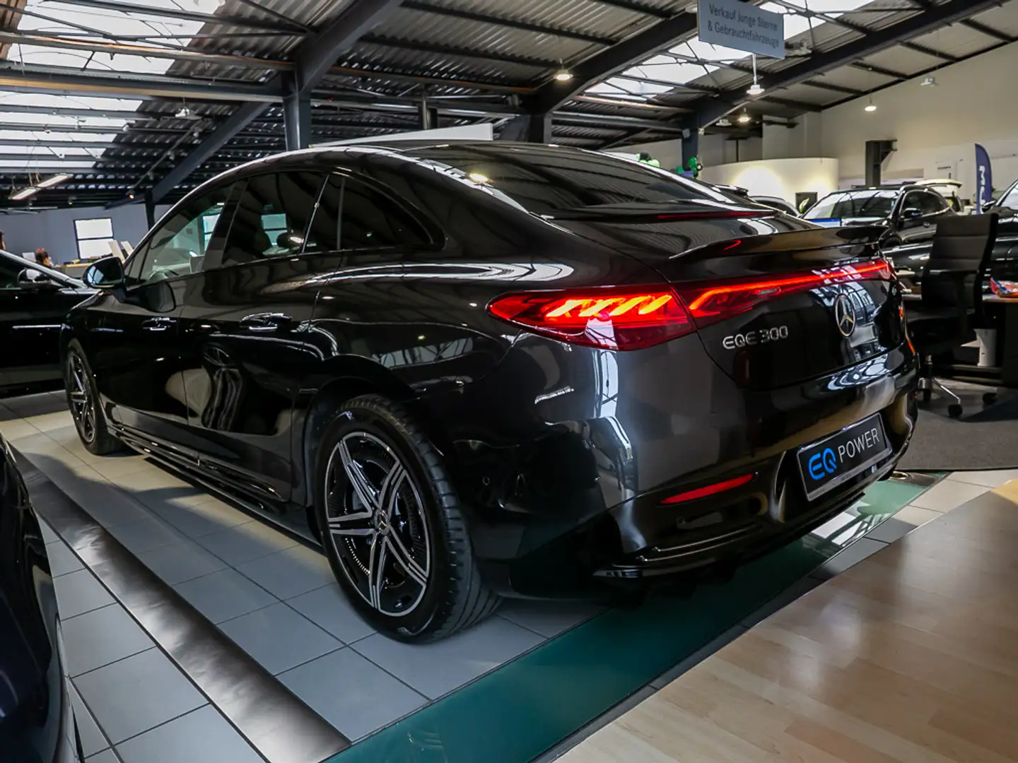 Mercedes-Benz EQE 300 AMG MEMORY AHK NIGHT WINTERPAKET Grau - 2