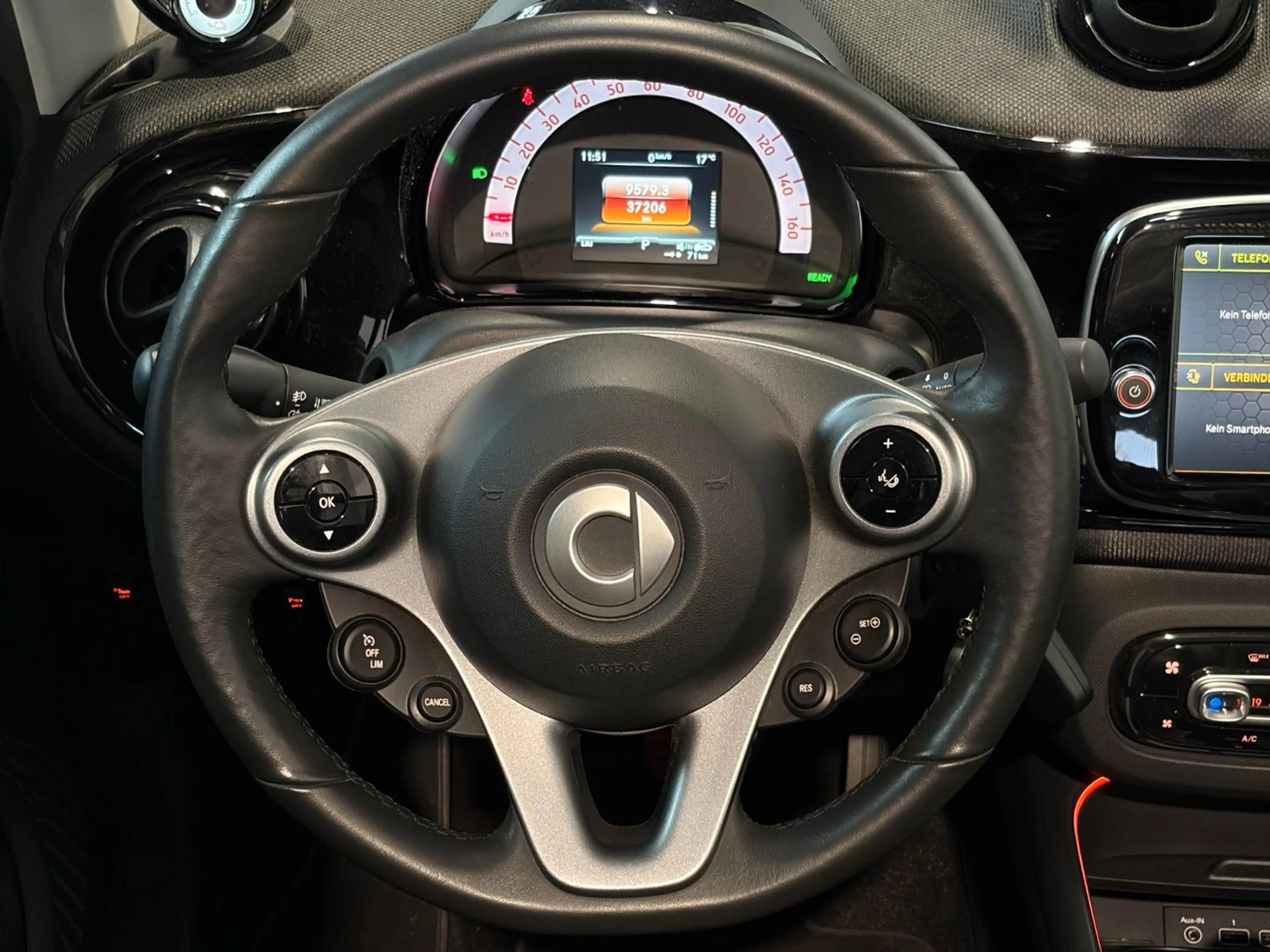 smart forTwo fortwo cabrio electric drive / EQ — photo 10