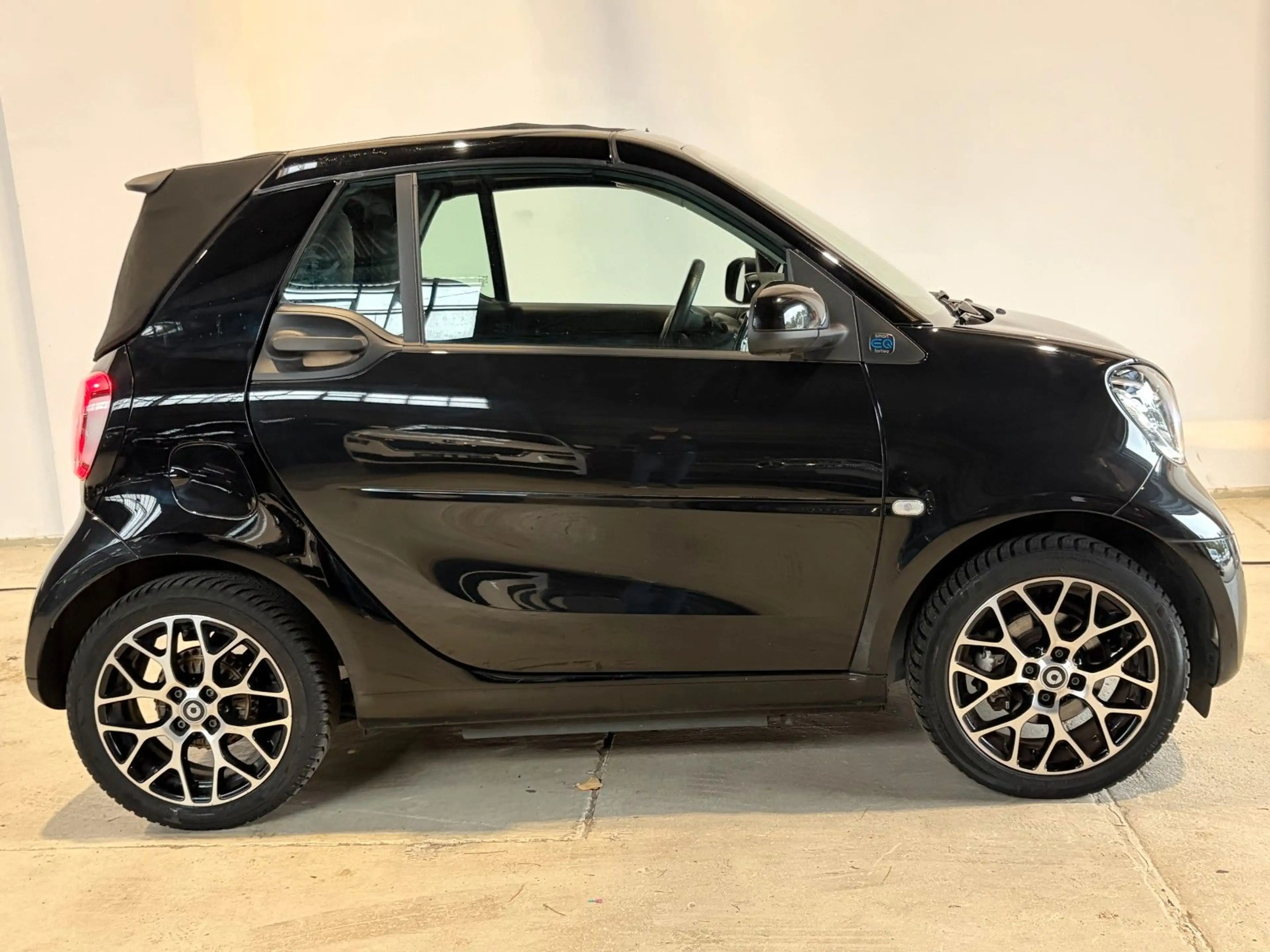smart forTwo fortwo cabrio electric drive / EQ — photo 8