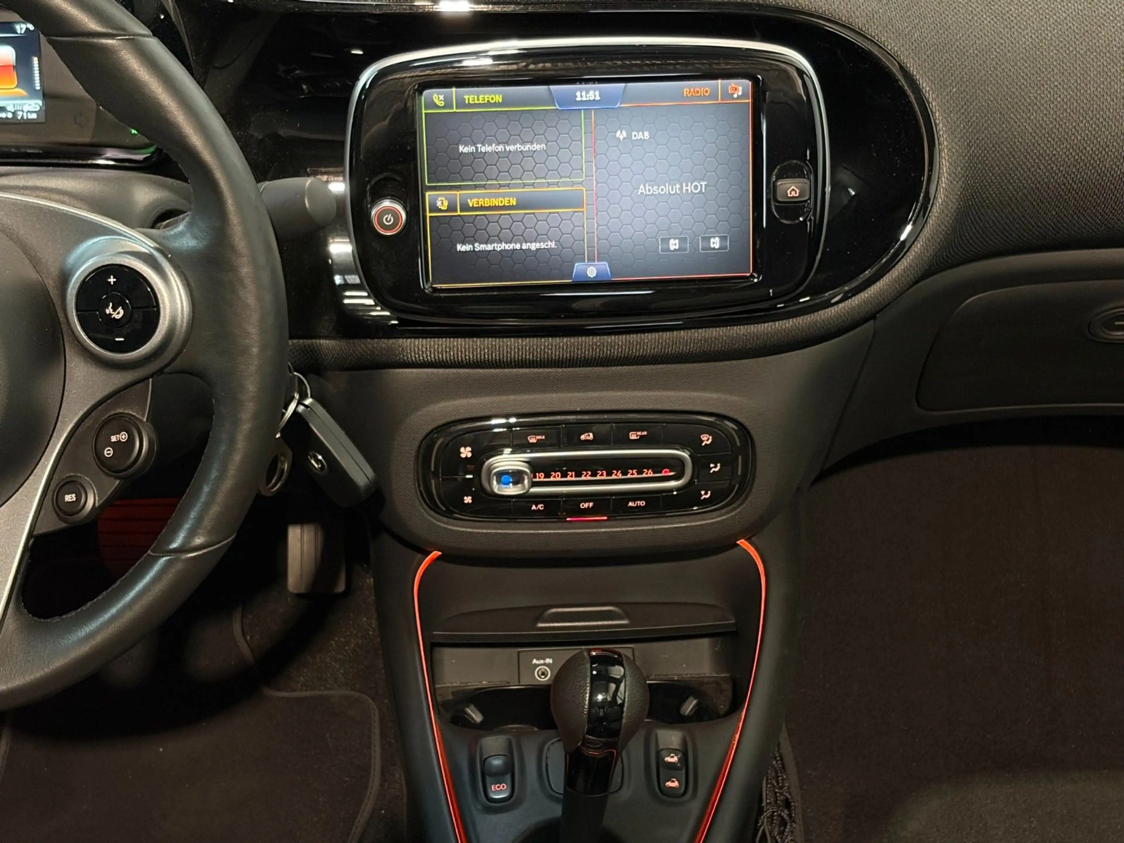 smart forTwo fortwo cabrio electric drive / EQ — photo 11