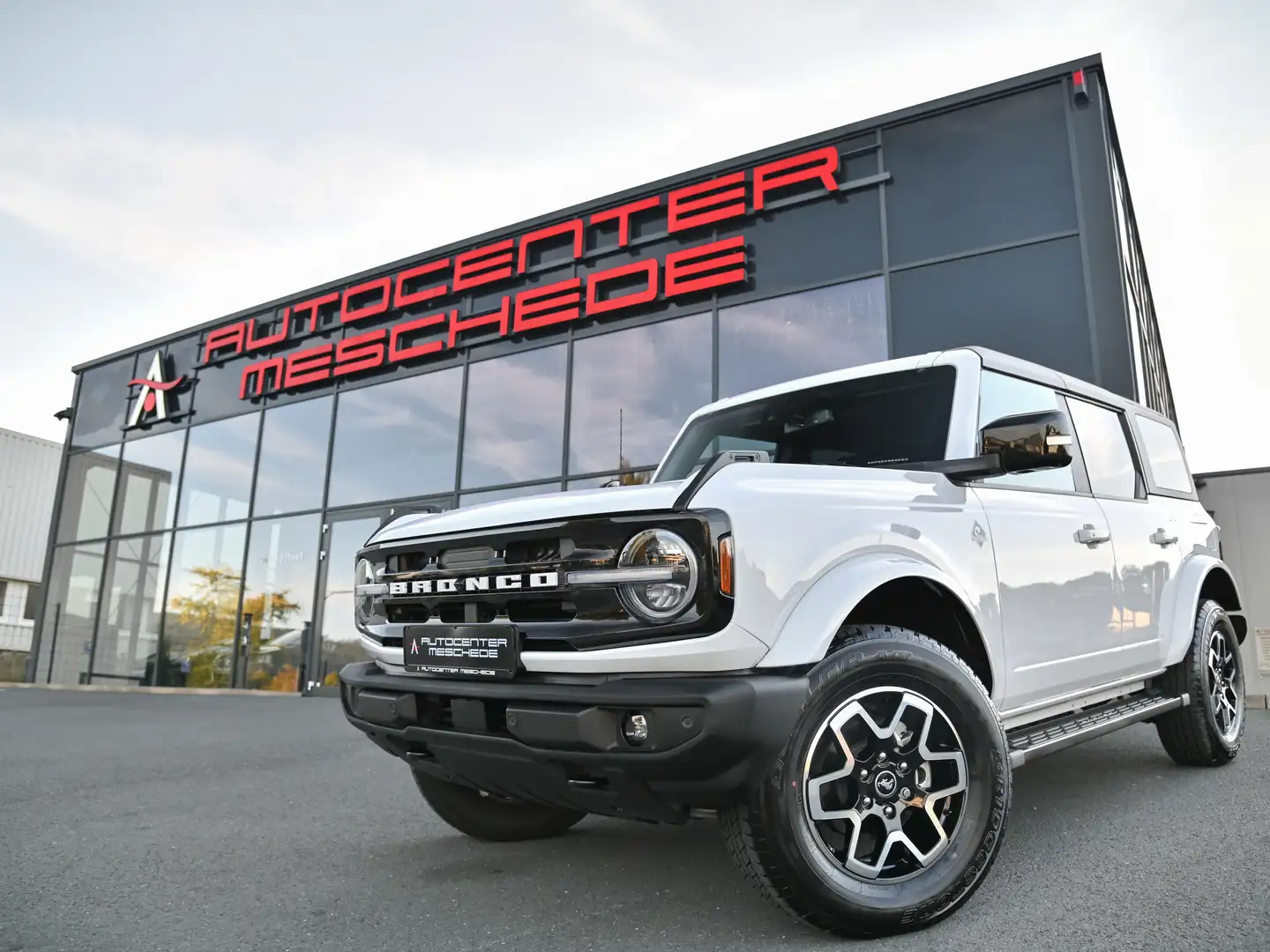 Ford Bronco 2.7 EcoBoost 4x4 Outer Banks* Vollleder* Белый - 1