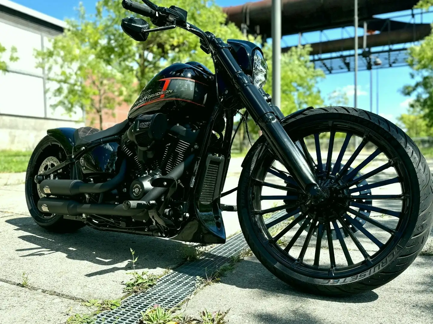Harley-Davidson Softail Breakout 117 Black Bastard Чорний - 2