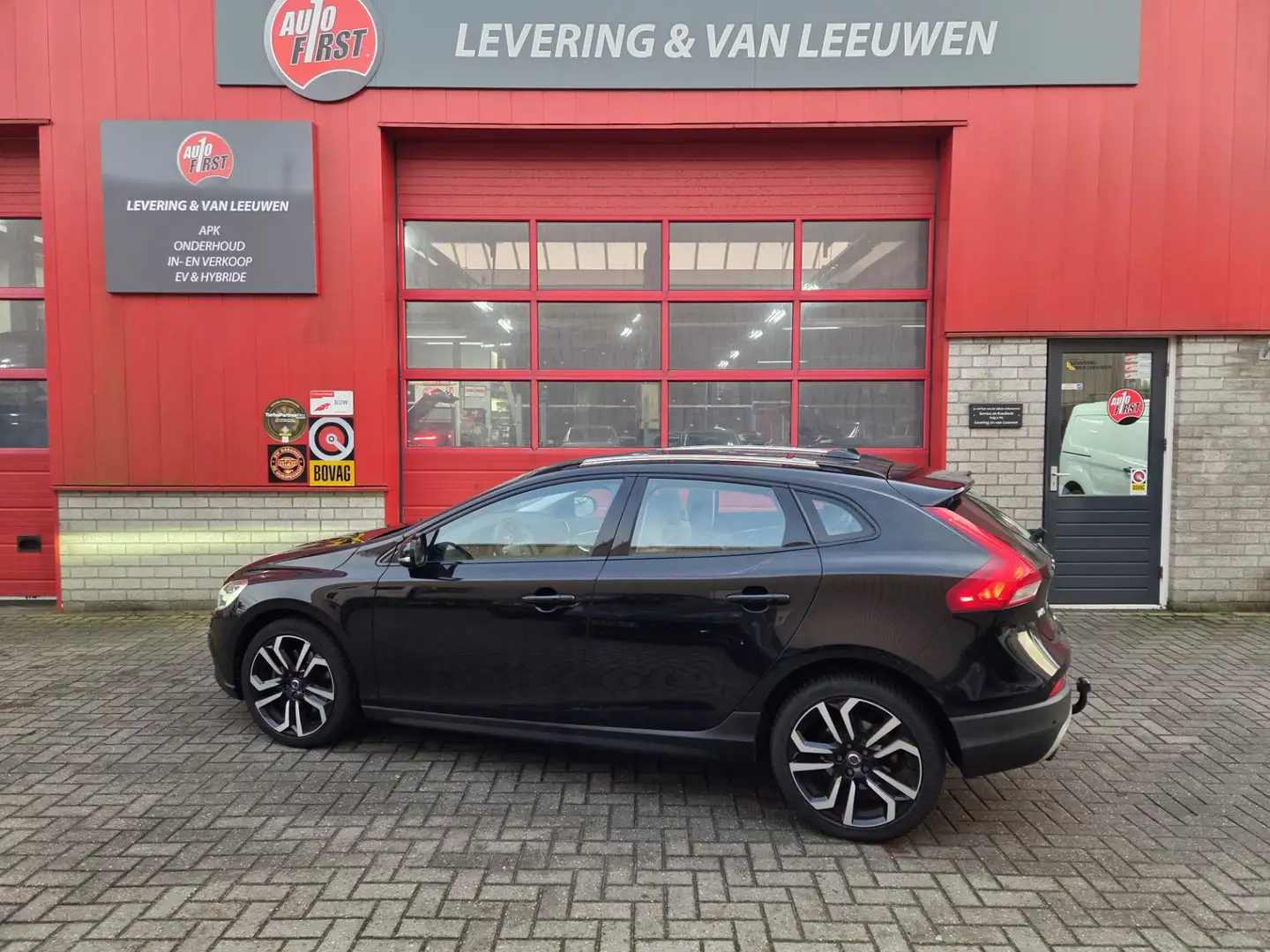Volvo V40 Cross Country 1.5 T3 Nordic+ Automaat Luxury Lederen bekleding/ Noir - 2