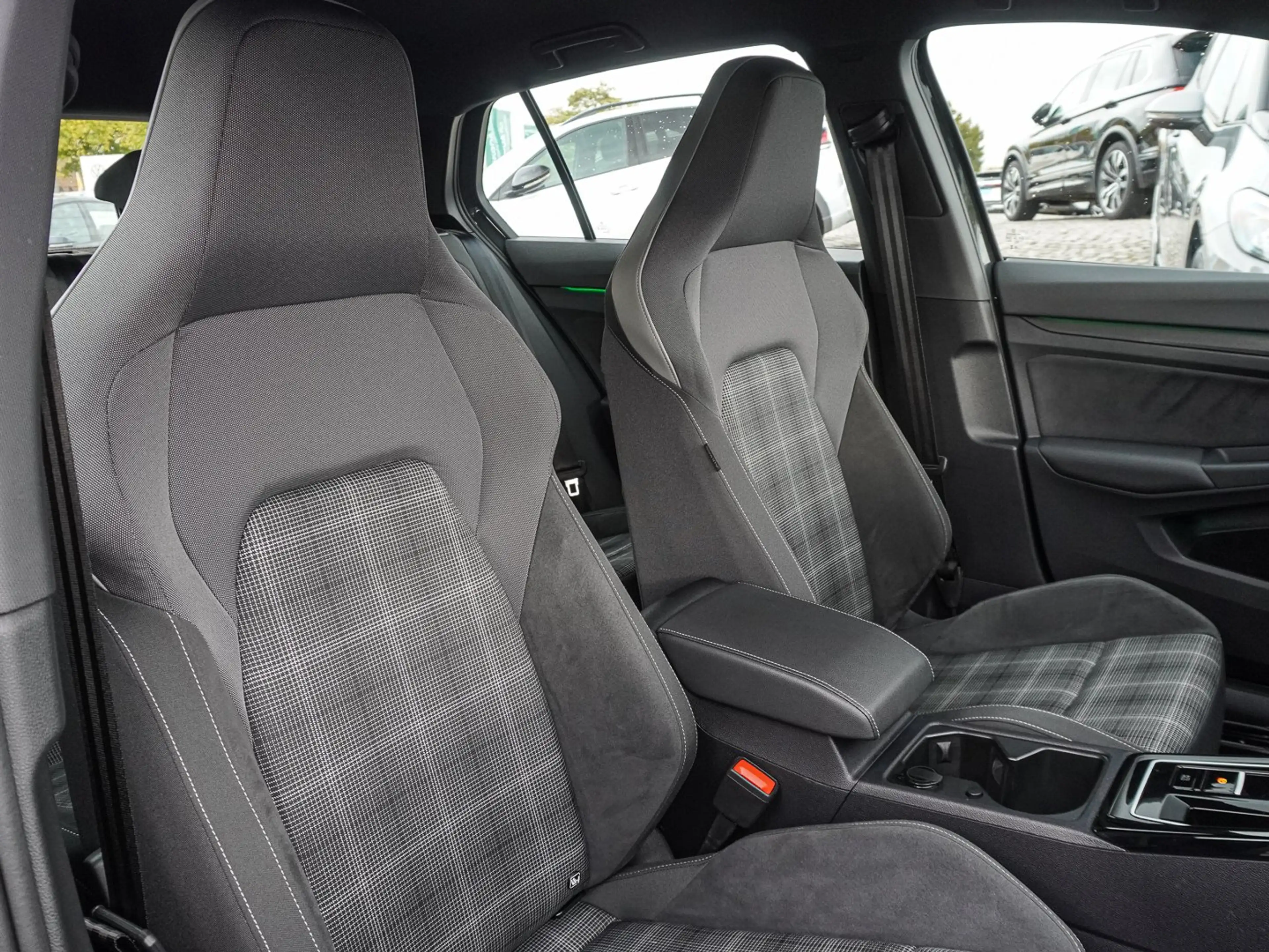 Volkswagen Golf GTD 2.0 TDI DSG — photo 10