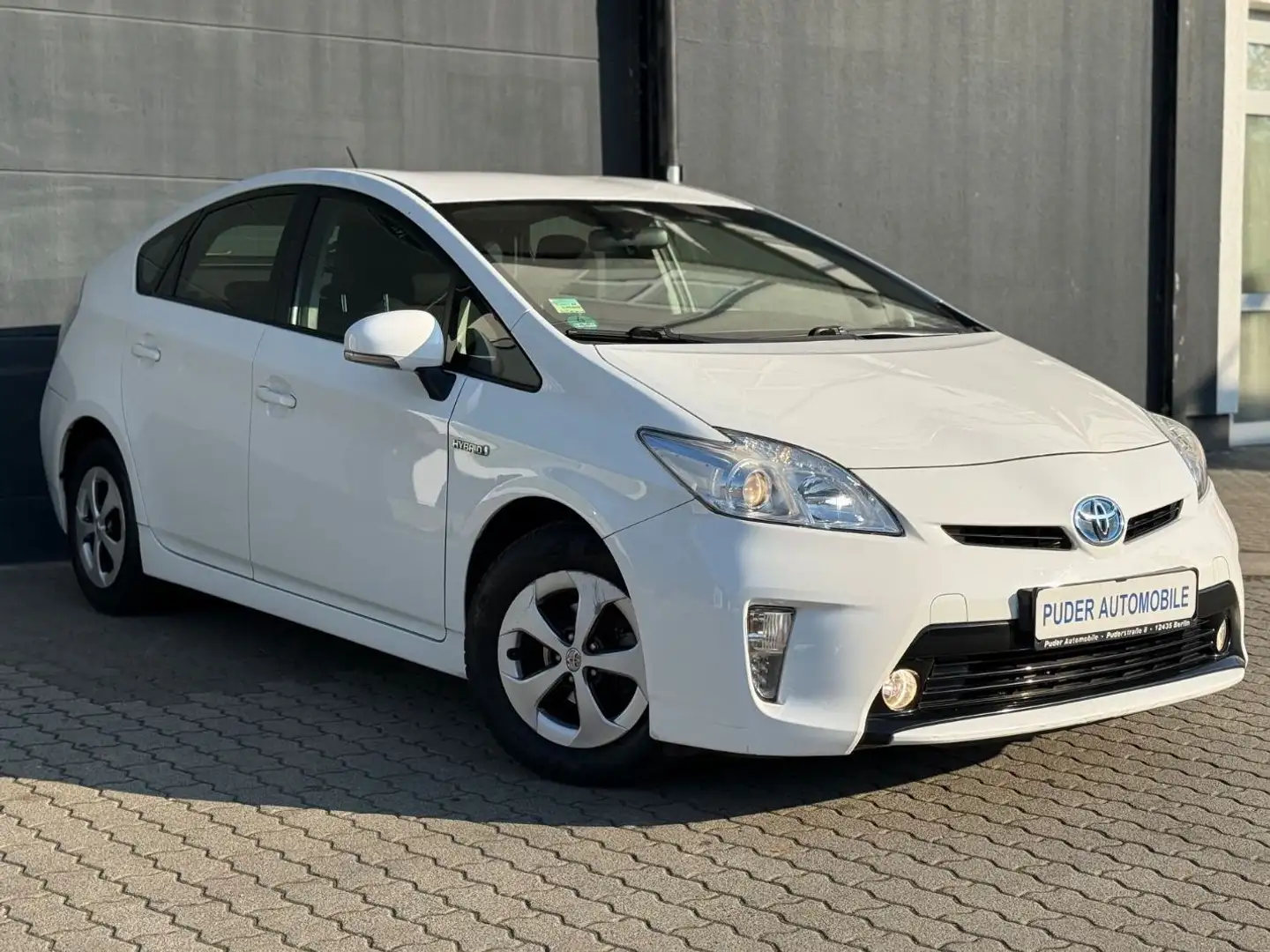 Toyota Prius 1.8-l-VVT-i Plug-in Comfort R-Cam Navi TOP Weiß - 1