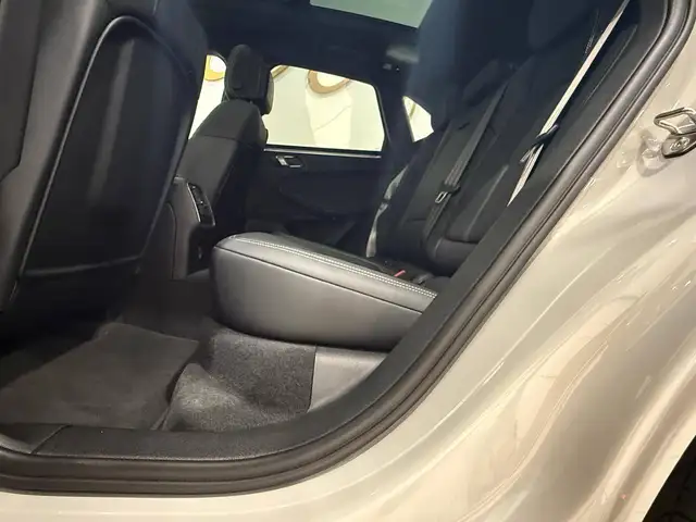 Porsche Macan view 30