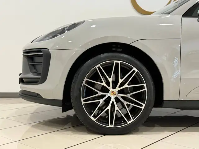 Porsche Macan view 6