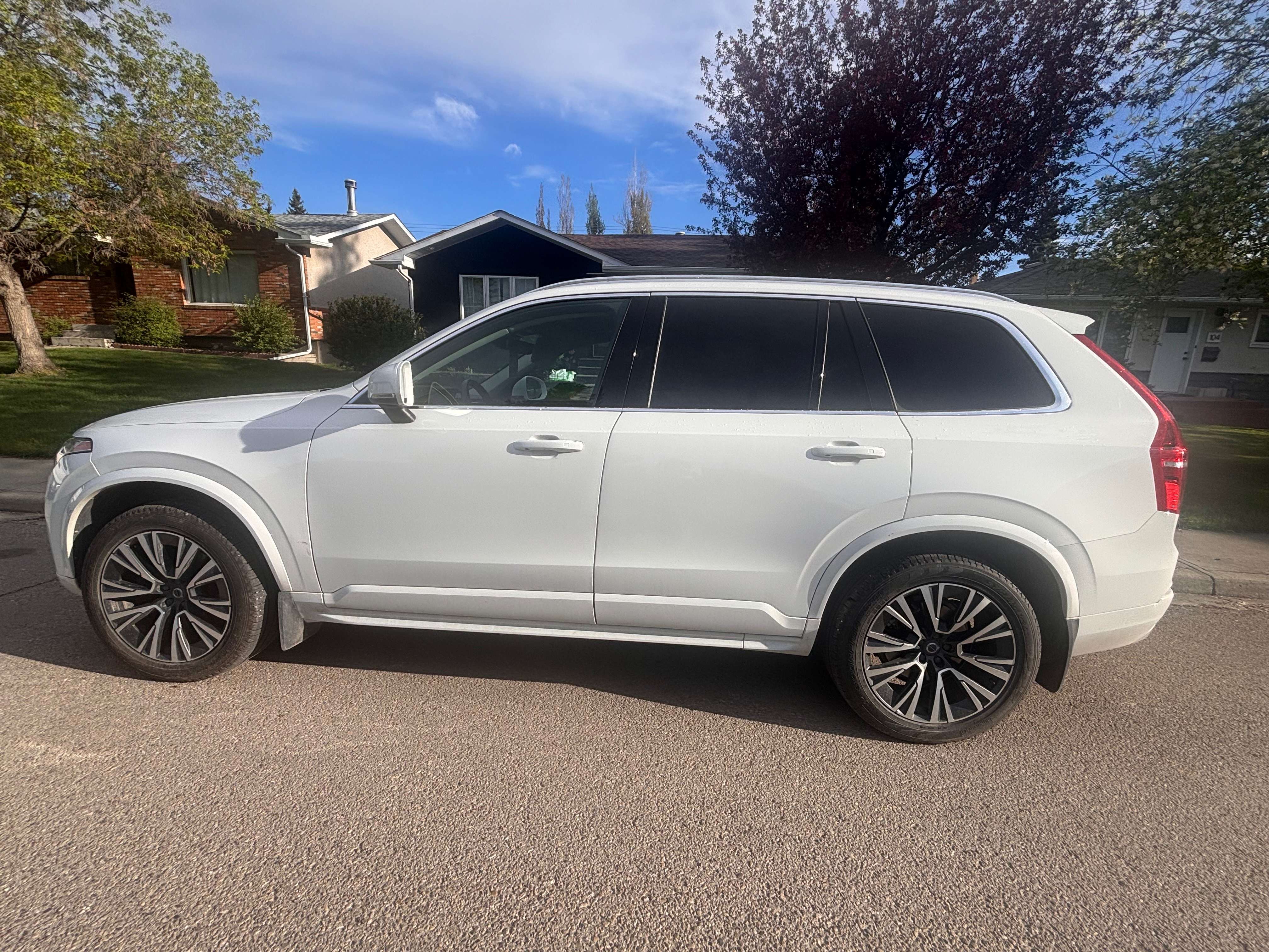 2021 Volvo XC90 Momentum alt 2