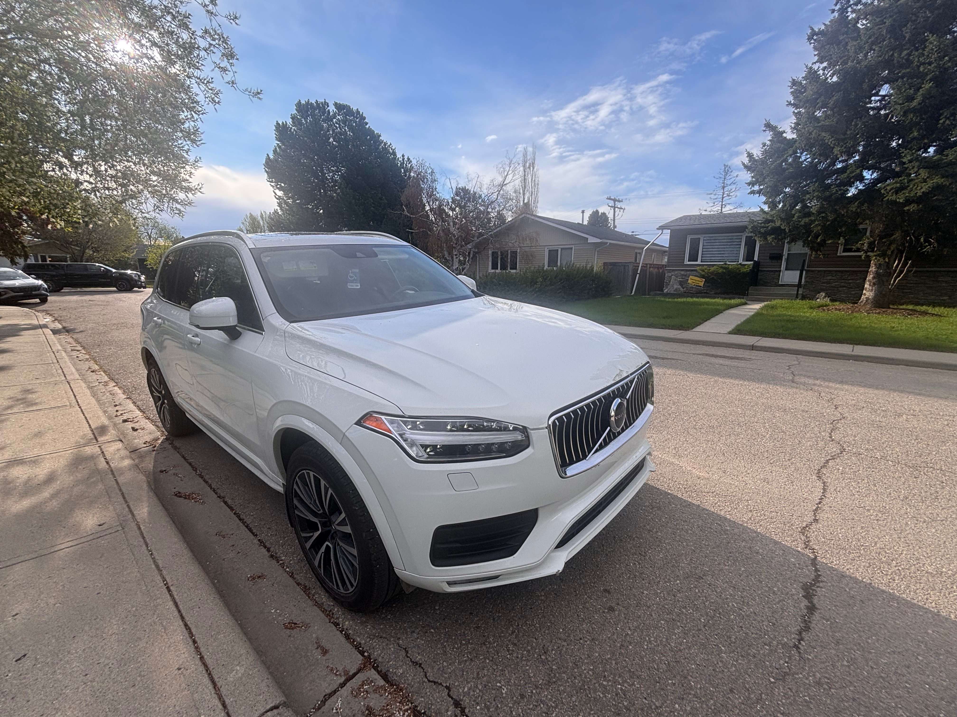 2021 Volvo XC90 Momentum alt 3