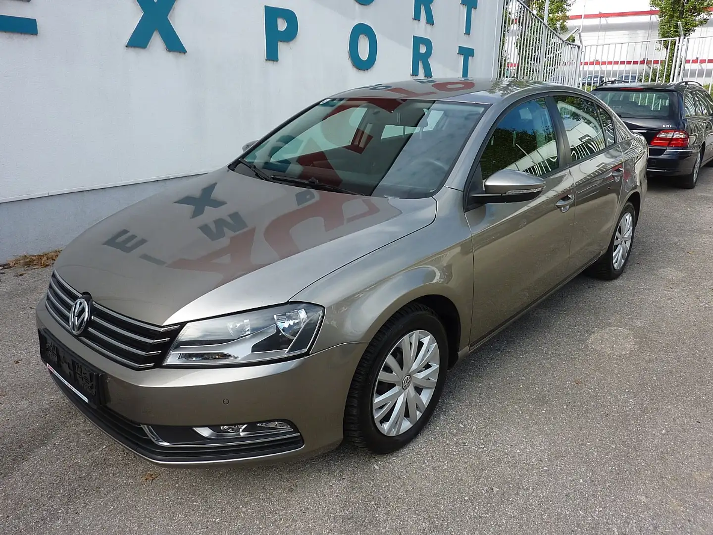 Volkswagen Passat Trendline BMT 2,0 TDI DSG Braun - 1
