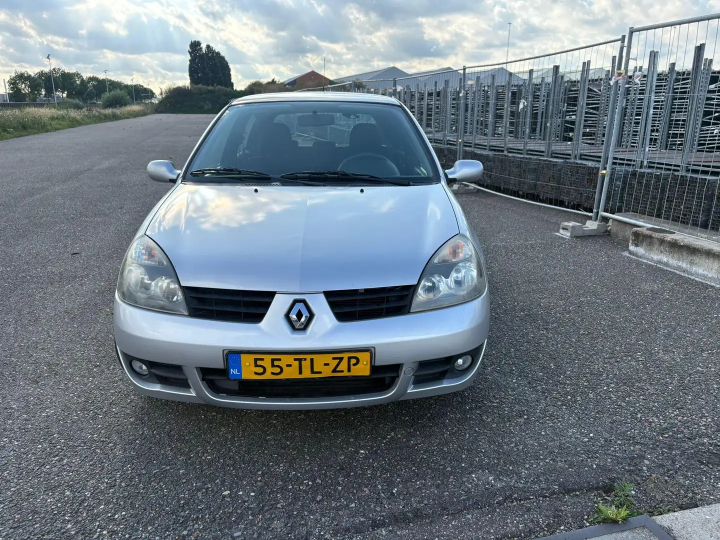 Renault Clio 1.2-16V Campus Met werkende airco Grijs - 2