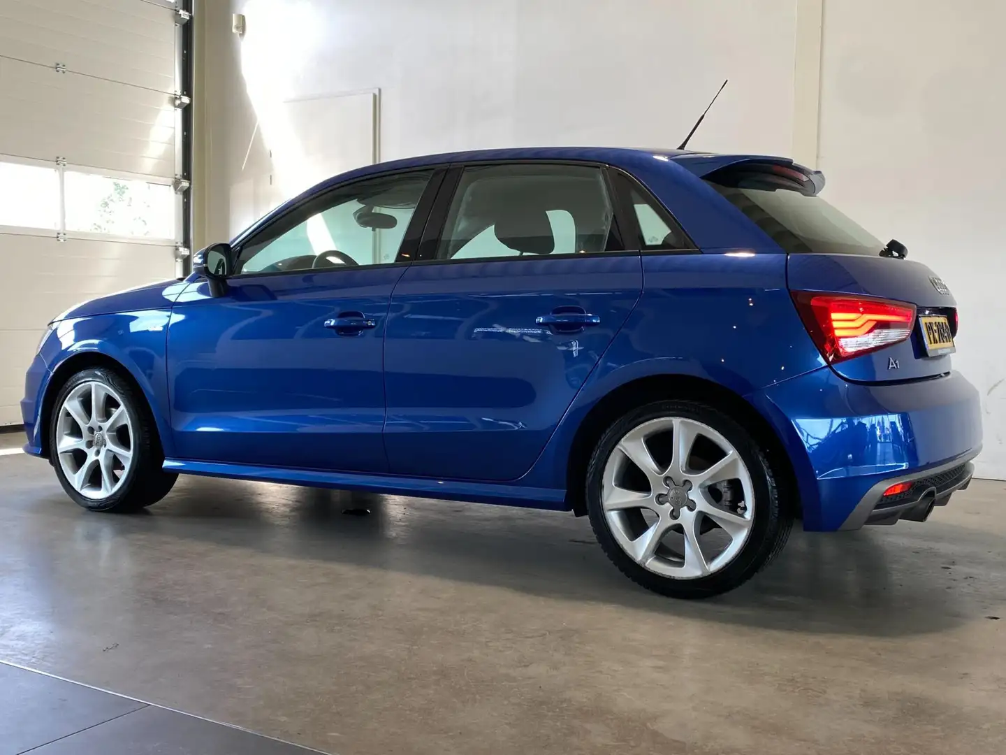 Audi A1 Sportback 1.0 TFSI 95PK S-line NL-auto Blauw - 2
