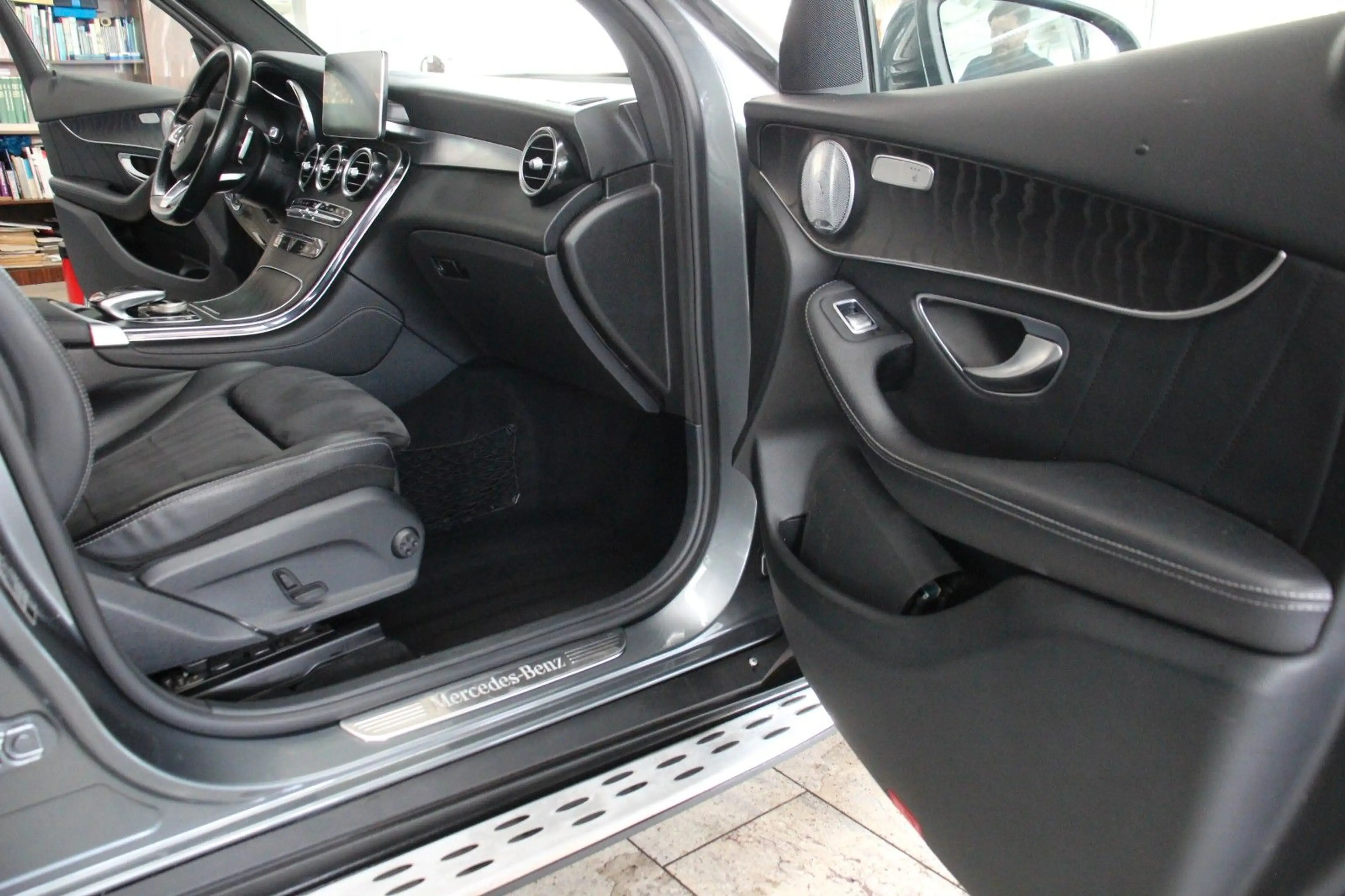 Mercedes-Benz GLC 250 d 4Matic *AMG Line/Burmester Sound* — photo 14