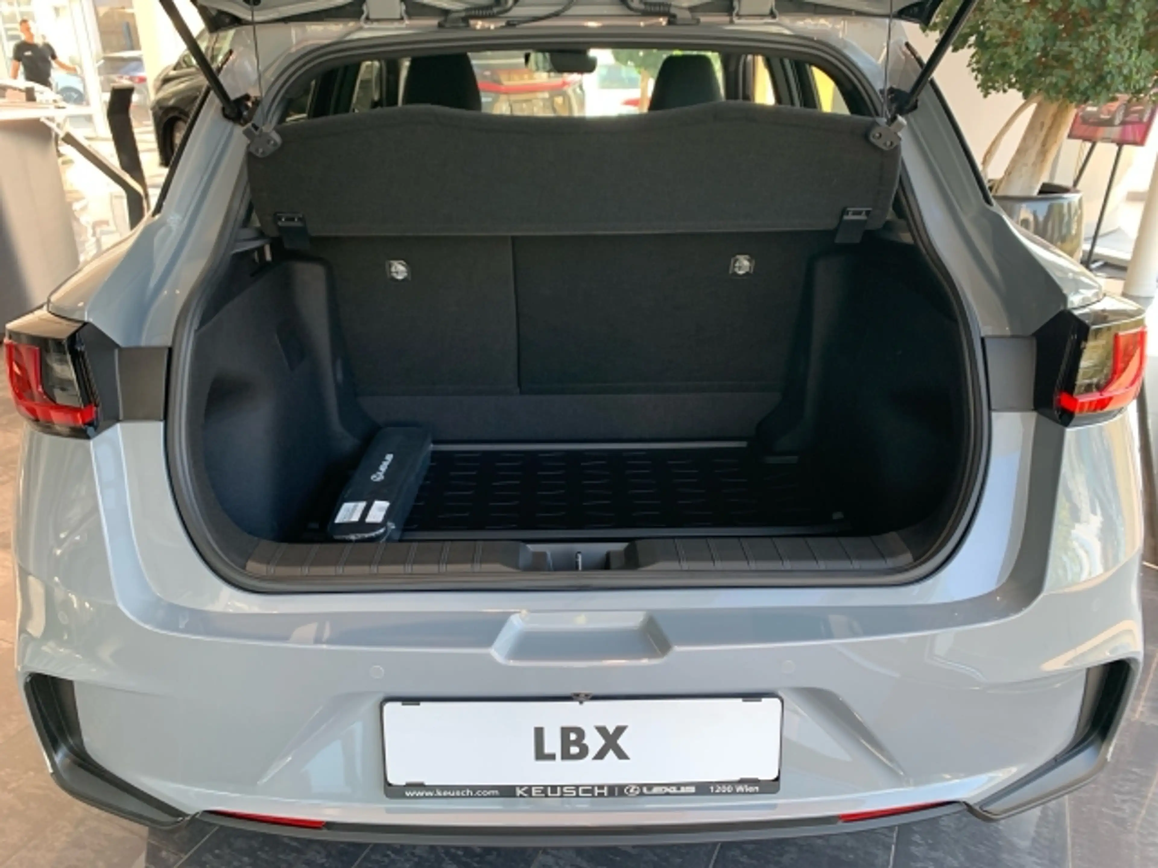 Lexus LBX LBX B-SUV Basis 1.5 TNGA HEV H (116 hp) stufenlos — photo 10