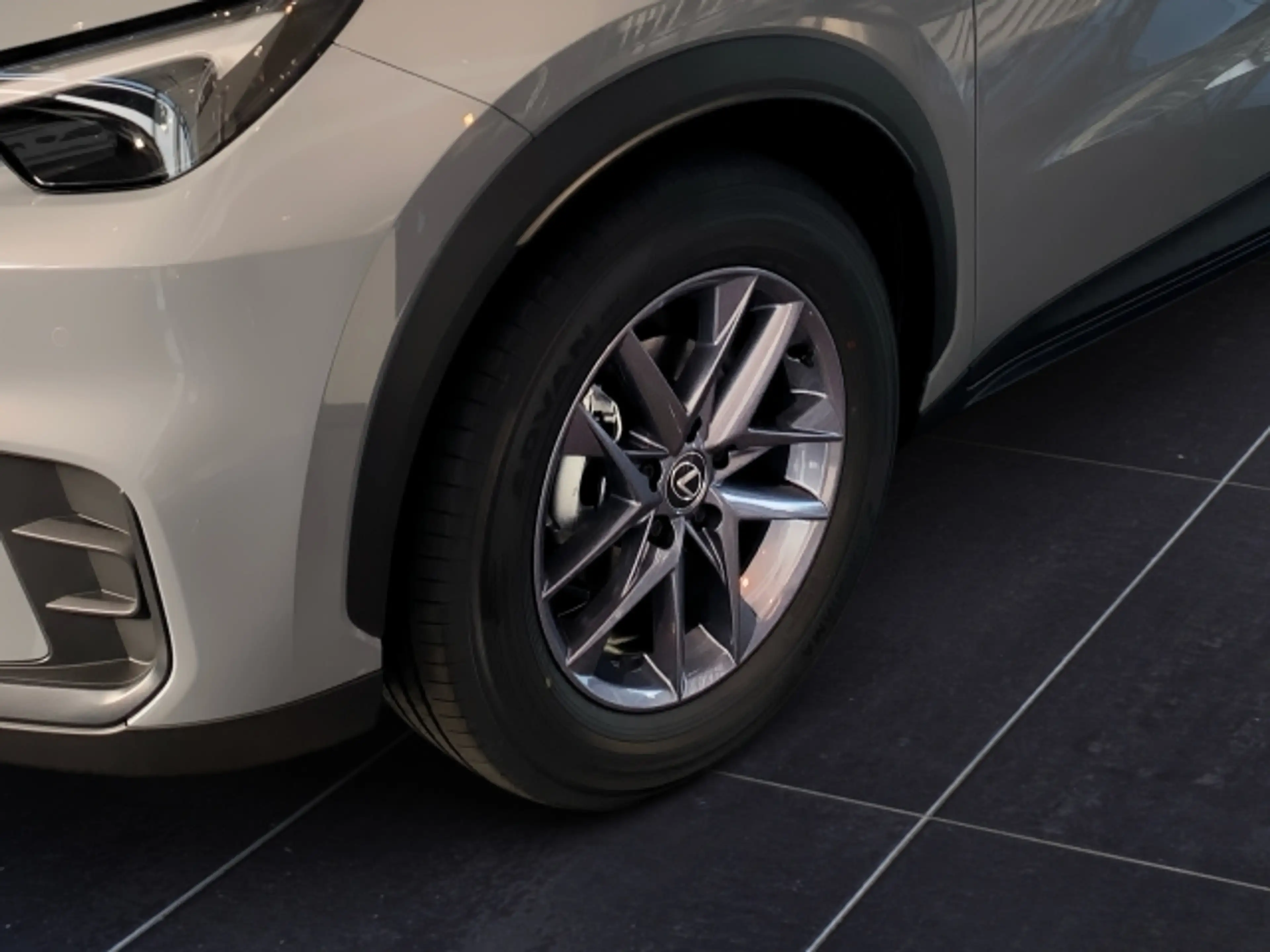 Lexus LBX LBX B-SUV Basis 1.5 TNGA HEV H (116 hp) stufenlos — photo 4