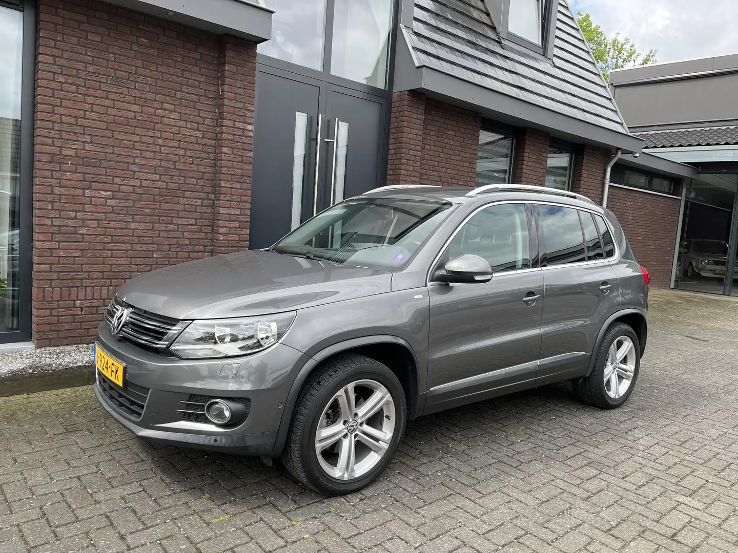 Volkswagen Tiguan 1.4 TSI R-Line Edition + CUP UITVOERING | TREKHAAK Gris - 1