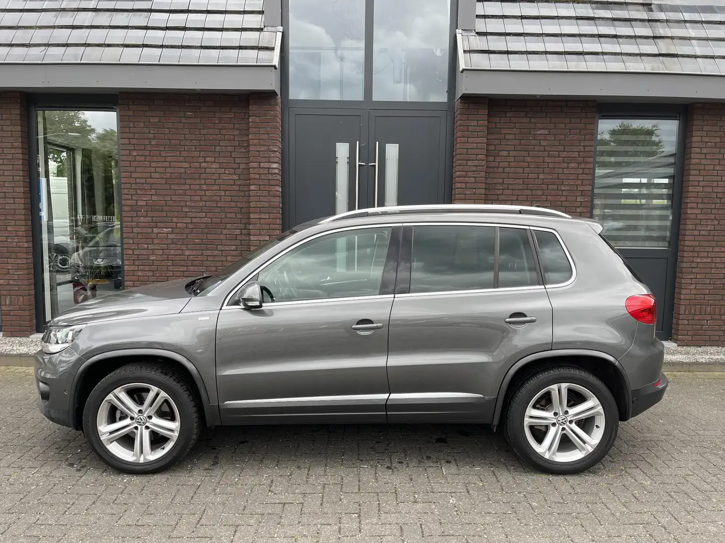 Volkswagen Tiguan 1.4 TSI R-Line Edition + CUP UITVOERING | TREKHAAK Gris - 2