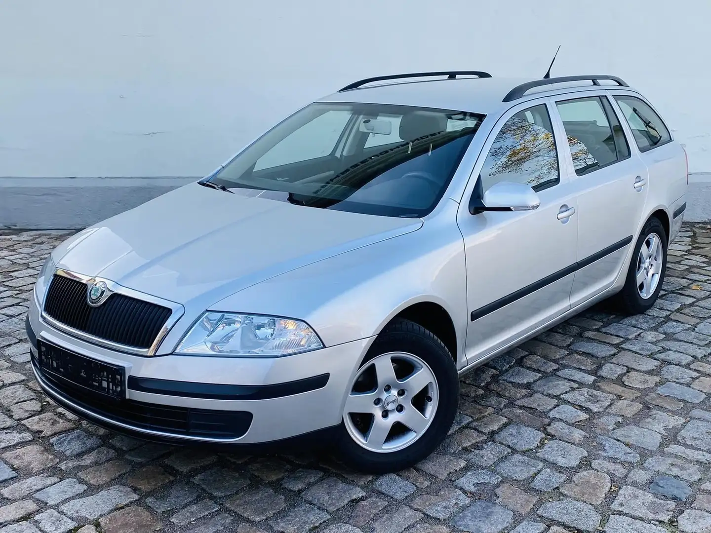 Skoda Octavia Combi 1.6 +AHK+KLIMA+HU bis 04/2027+ Silber - 1