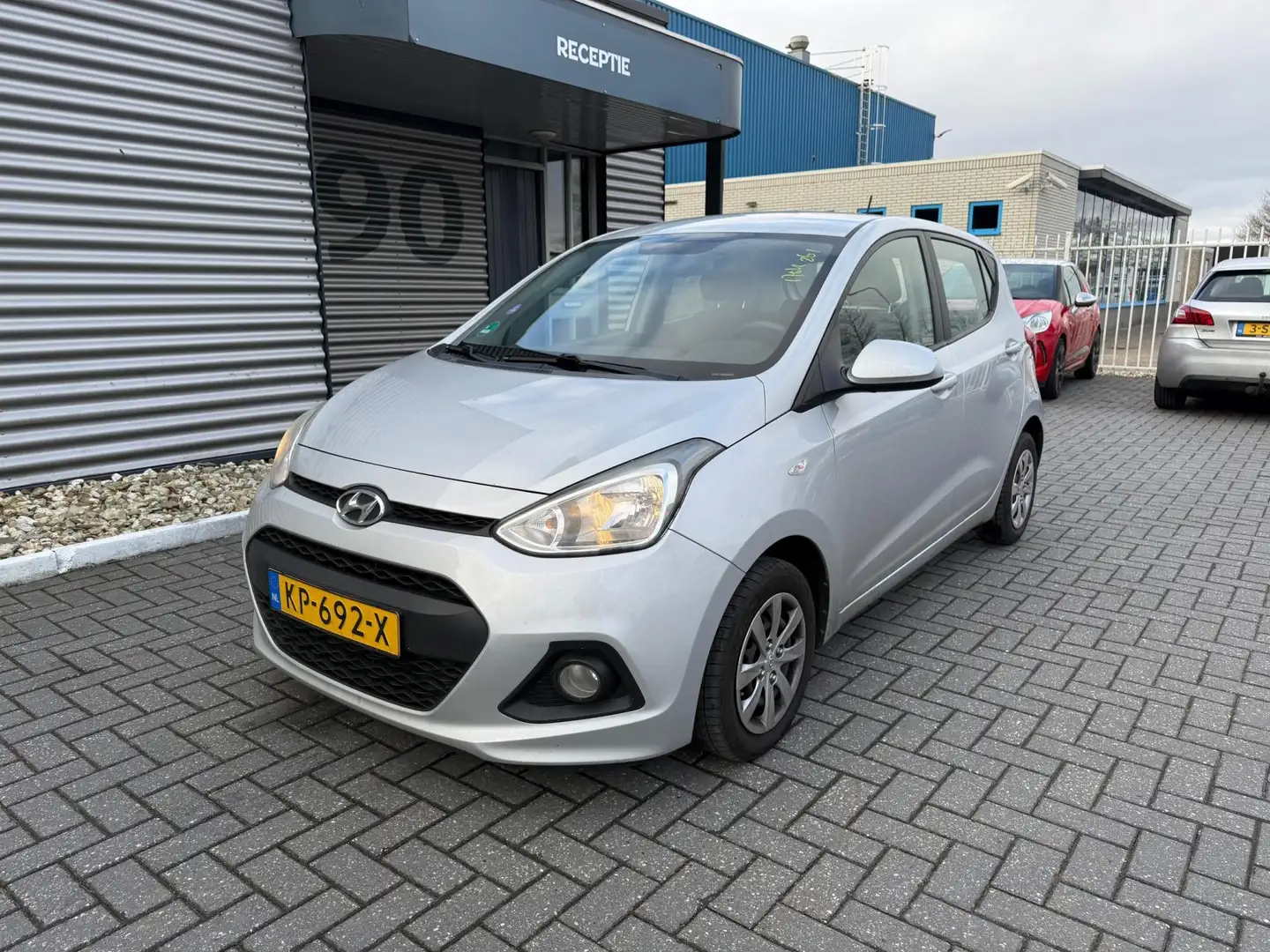 Hyundai i10 1.0i i-Motion Comfort Grau - 1