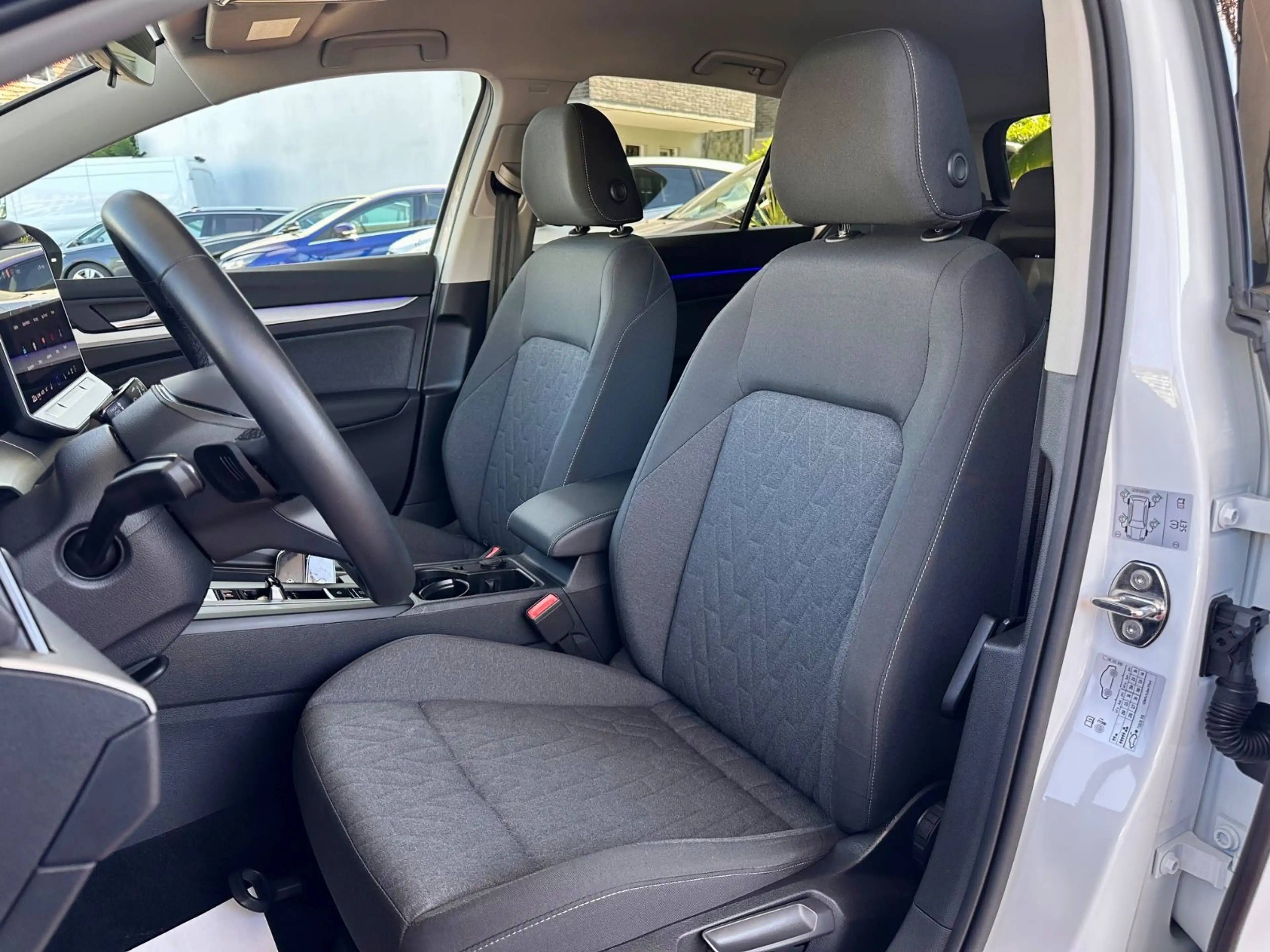 Volkswagen Golf VIII Lim. 1.5 eTSI 110 kW Life|LED|1. Hand — photo 12