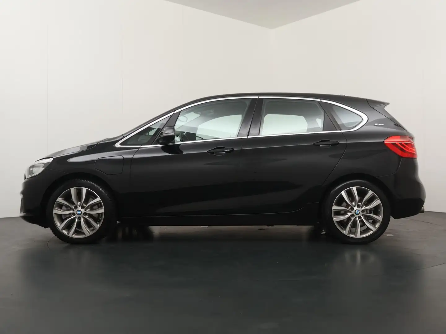 BMW 225 2-serie Active Tourer 225xe iPerformance Executive Zwart - 2