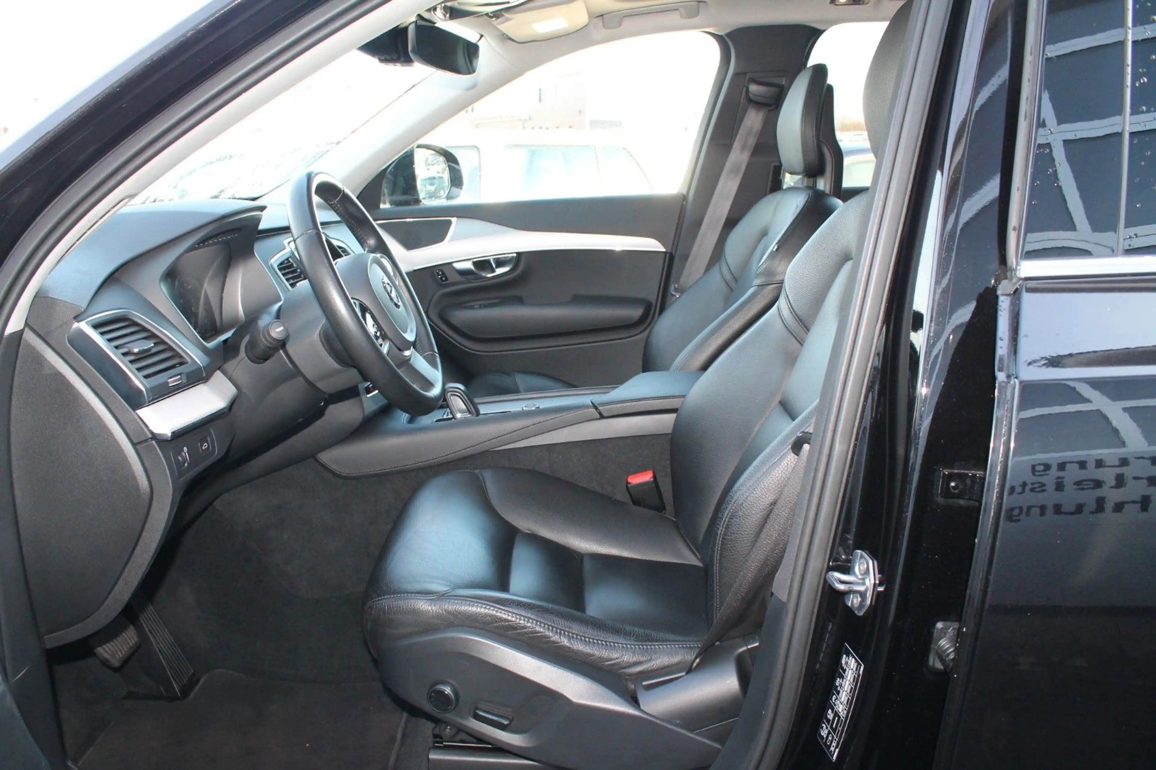 Volvo XC90 Momentum AWD Mild-Hybrid — photo 10