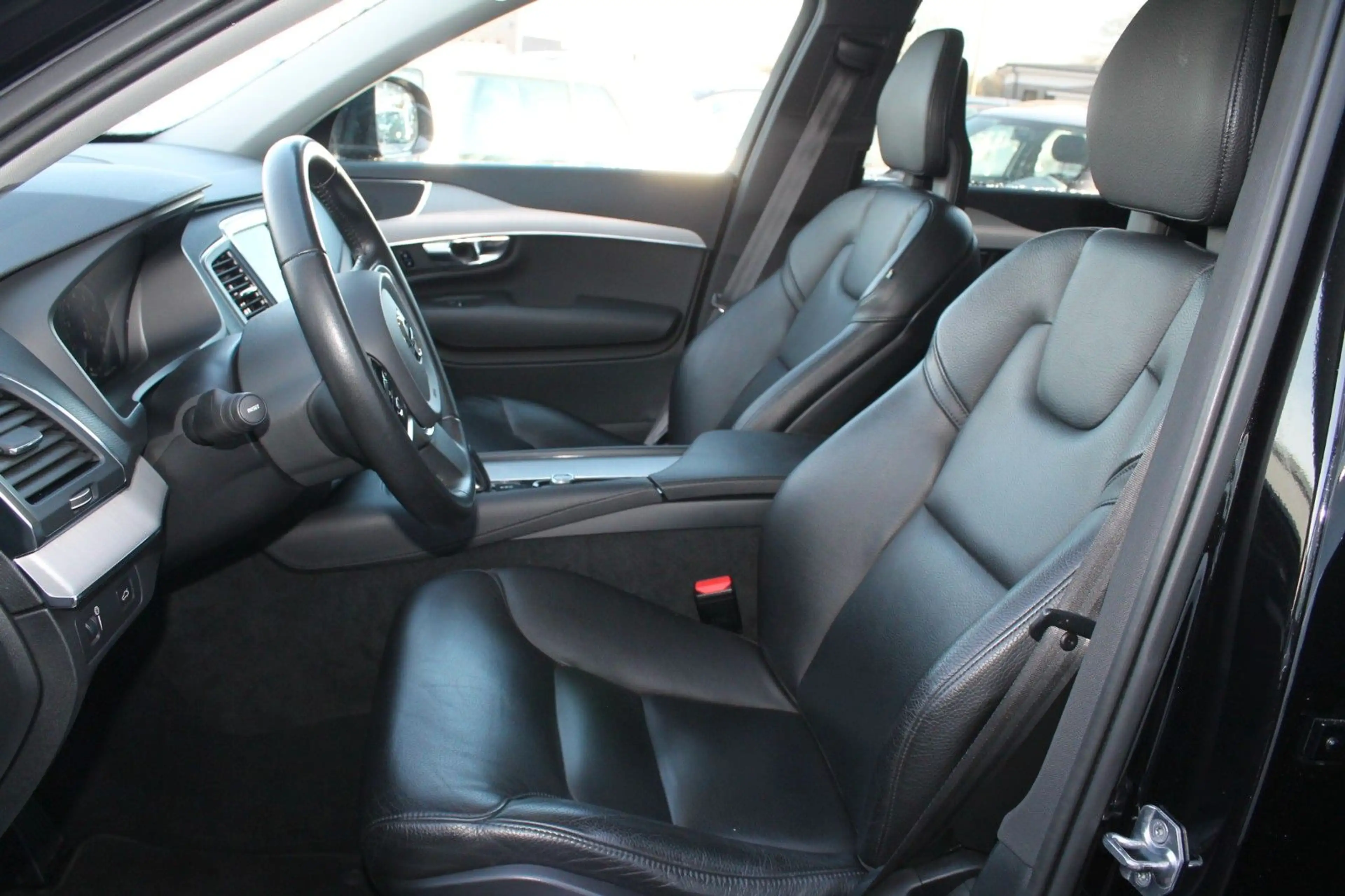 Volvo XC90 Momentum AWD Mild-Hybrid — photo 12