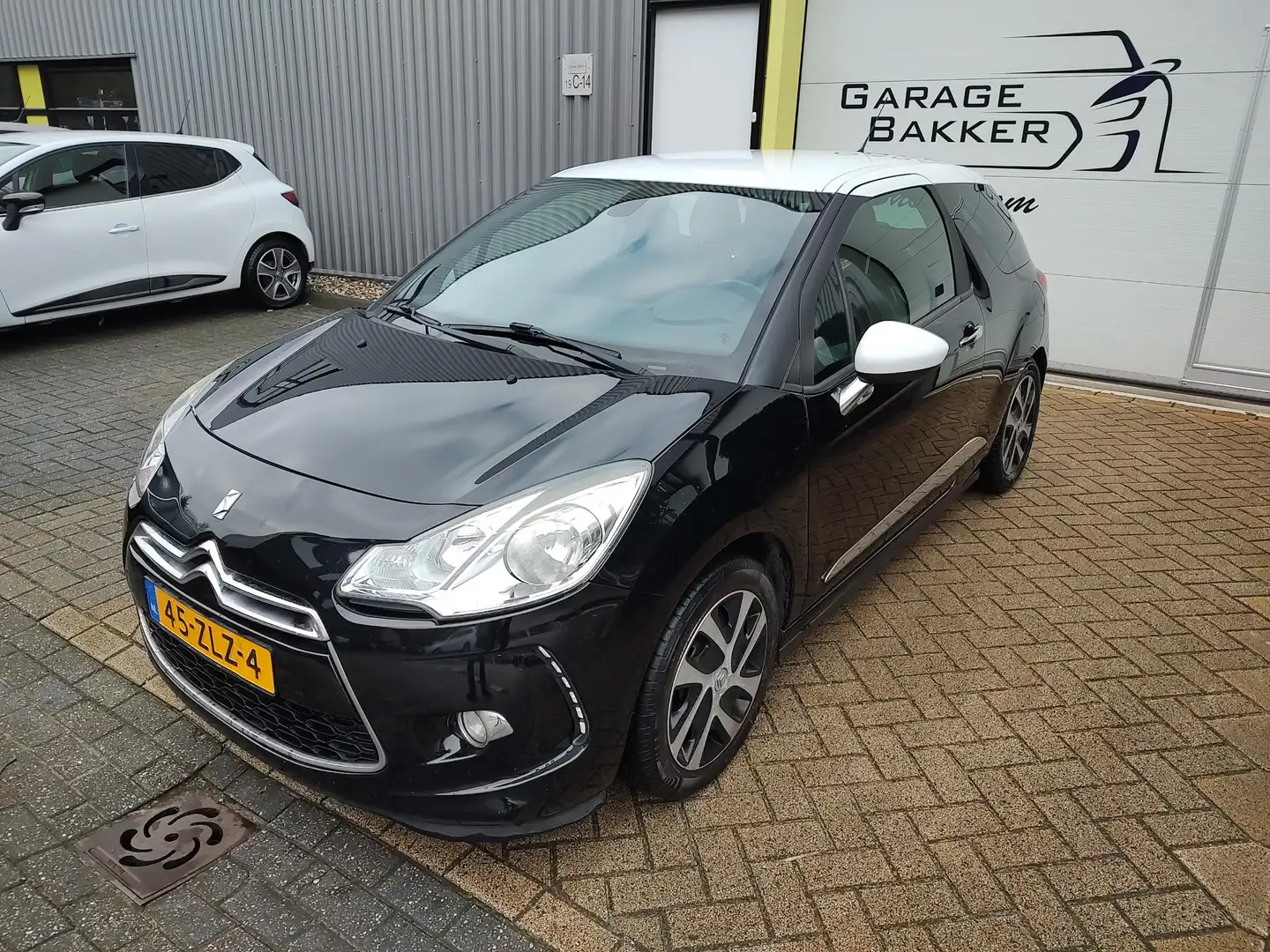 Citroen DS3 1.2 VTi Business Navigatie Bi-Tone  LET OP Nieuwe Zwart - 2