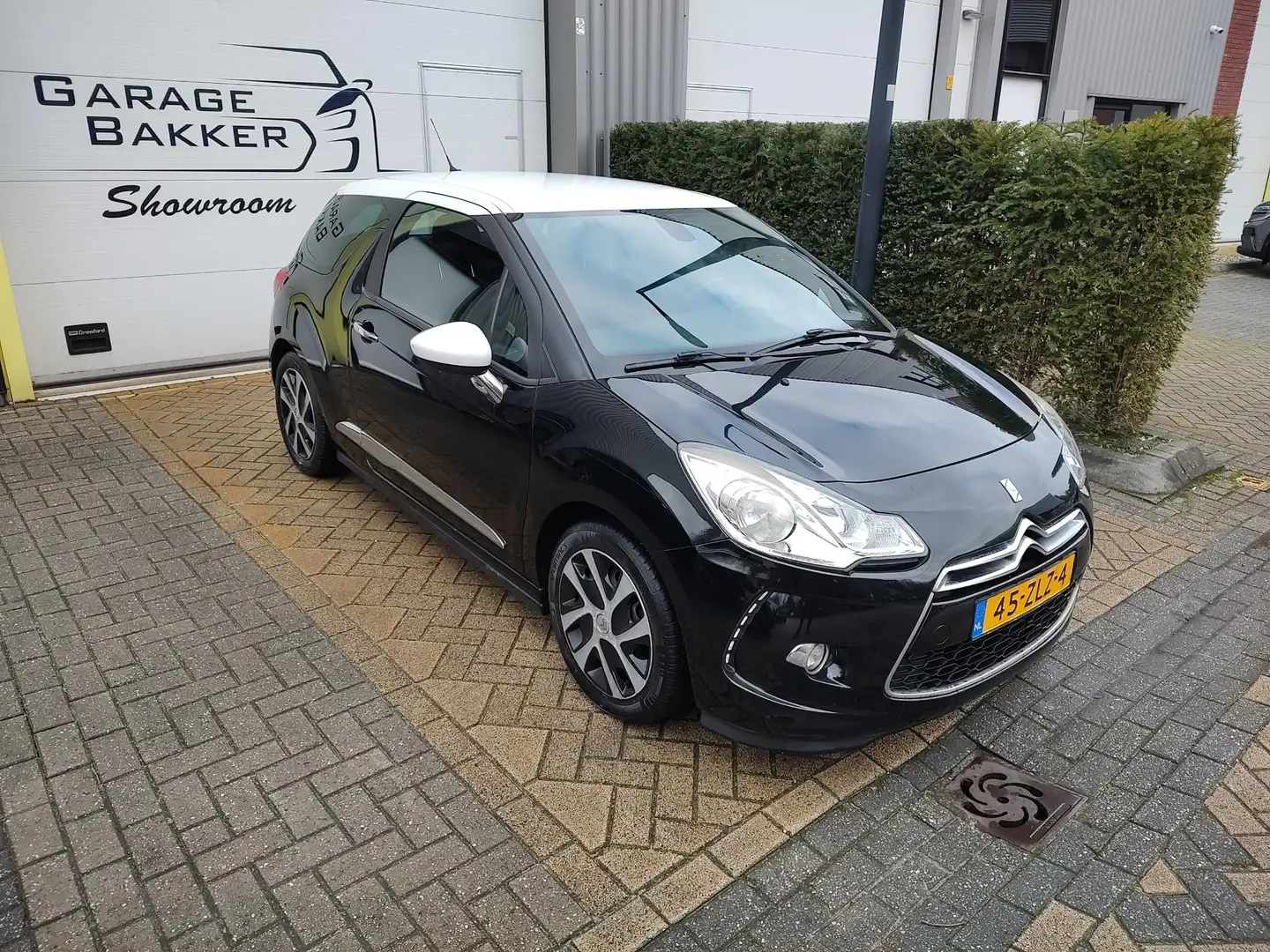 Citroen DS3 1.2 VTi Business Navigatie Bi-Tone  LET OP Nieuwe Zwart - 1