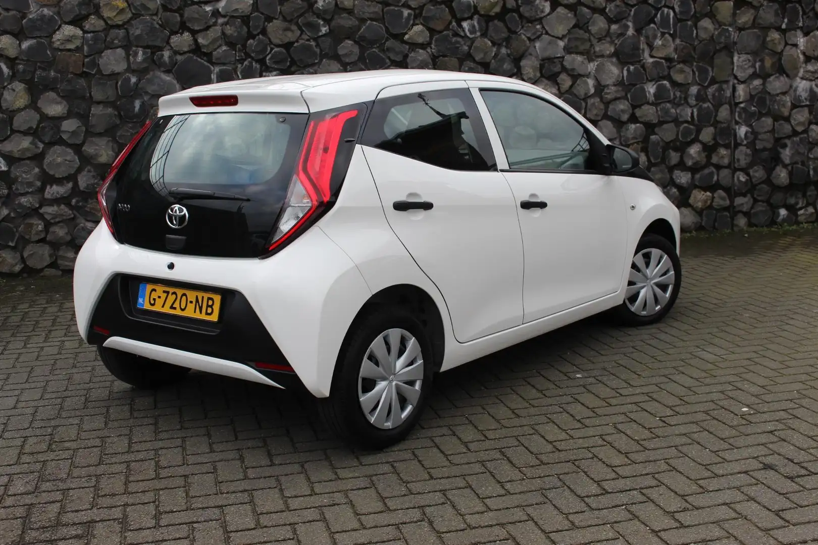 Toyota Aygo 1.0 VVT-i x-fun carplay audio Airco 1jaar garantie Wit - 2