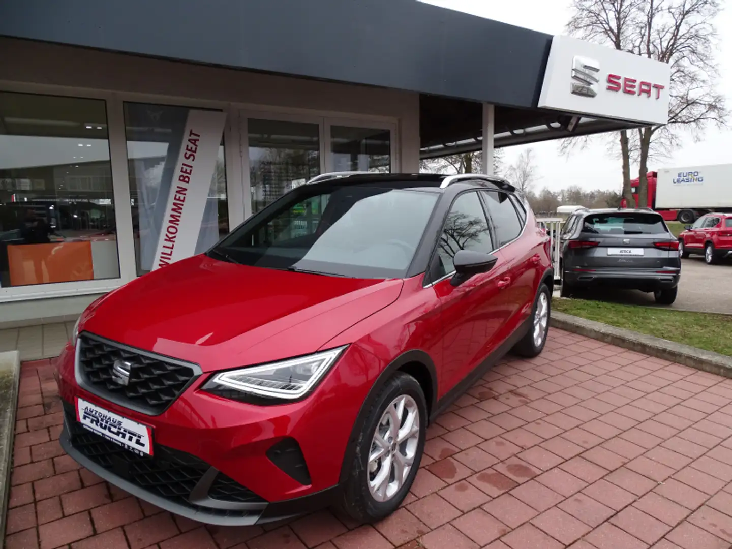 SEAT Arona Arona 1.0 TSI FR 115PS AHK Navi ACC Sitzheiz. Voll Schwarz - 2