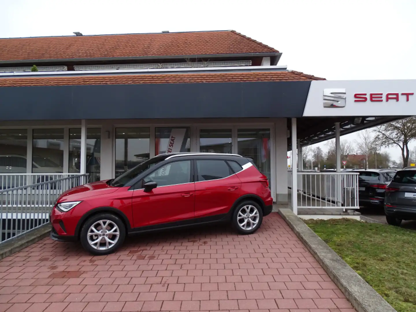 SEAT Arona Arona 1.0 TSI FR 115PS AHK Navi ACC Sitzheiz. Voll Schwarz - 1
