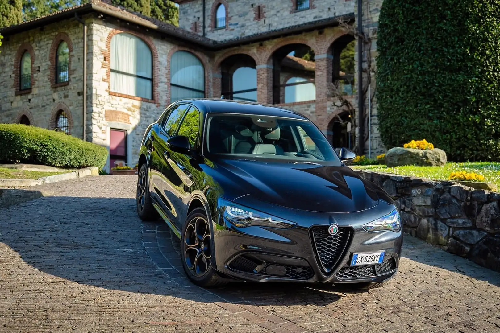 Alfa Romeo Stelvio 2.0 Turbo 16V 206kW Intensa AT8-Q4 Schwarz - 1