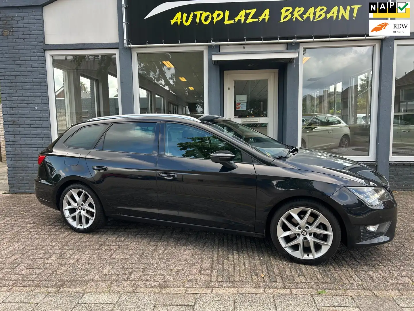 SEAT Leon ST 1.8 TSI FR / NAVI / AUTOMAAT / CRUISE / XENON Noir - 1