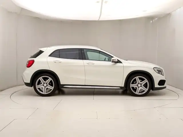 Mercedes-Benz Gla view 3
