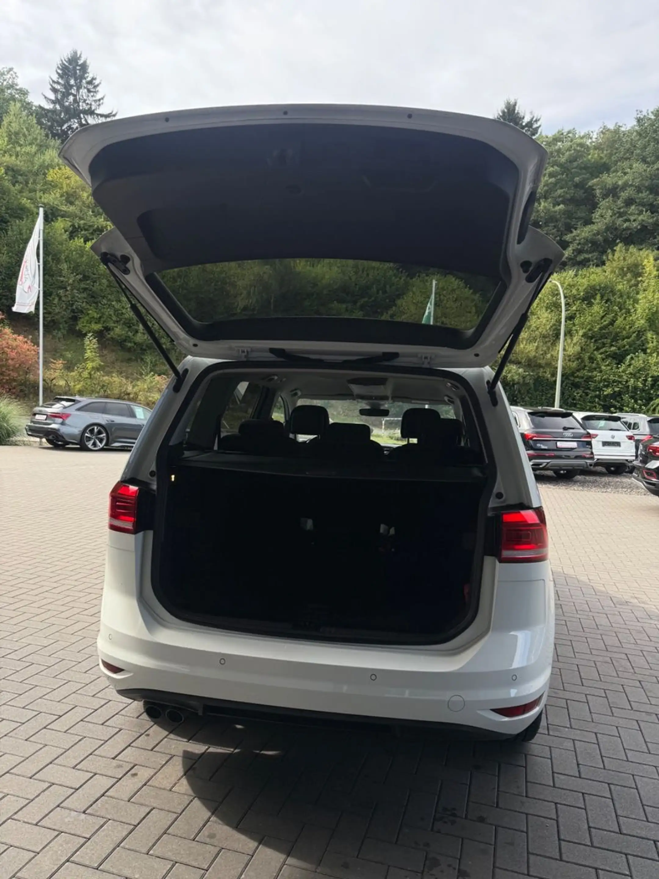 Volkswagen Touran Comfortline*DSG *AHK *ACC *DAB *LED — photo 13