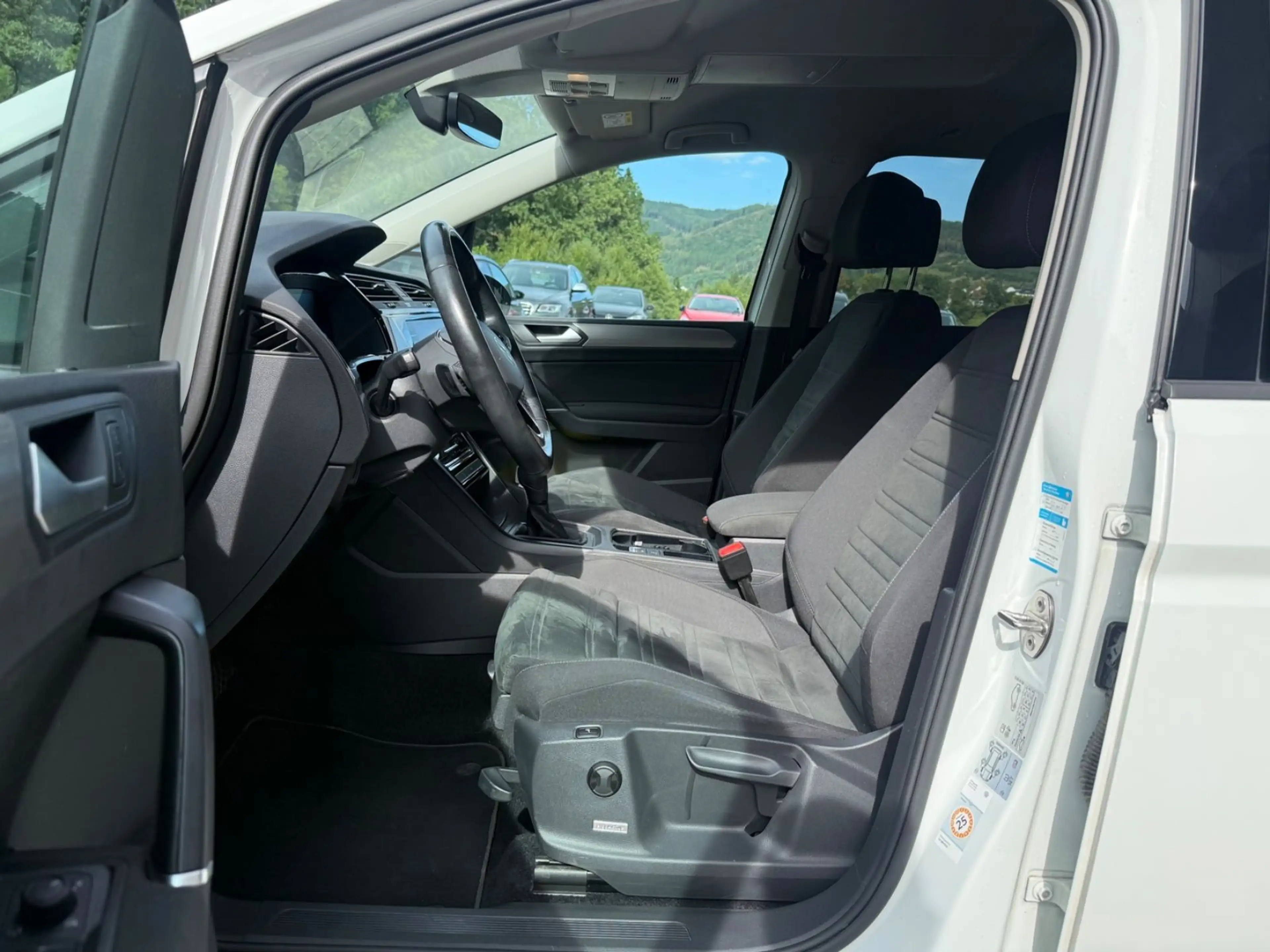 Volkswagen Touran Comfortline*DSG *AHK *ACC *DAB *LED — photo 8