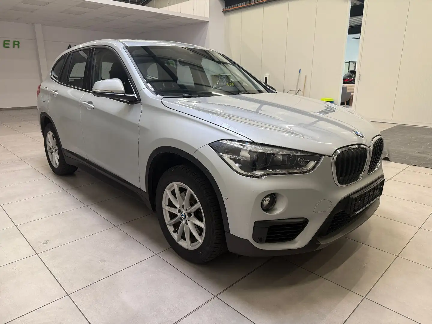 BMW X1 sDrive 18 d Advantage MOTORSCHADEN / PANORAMA Zilver - 1