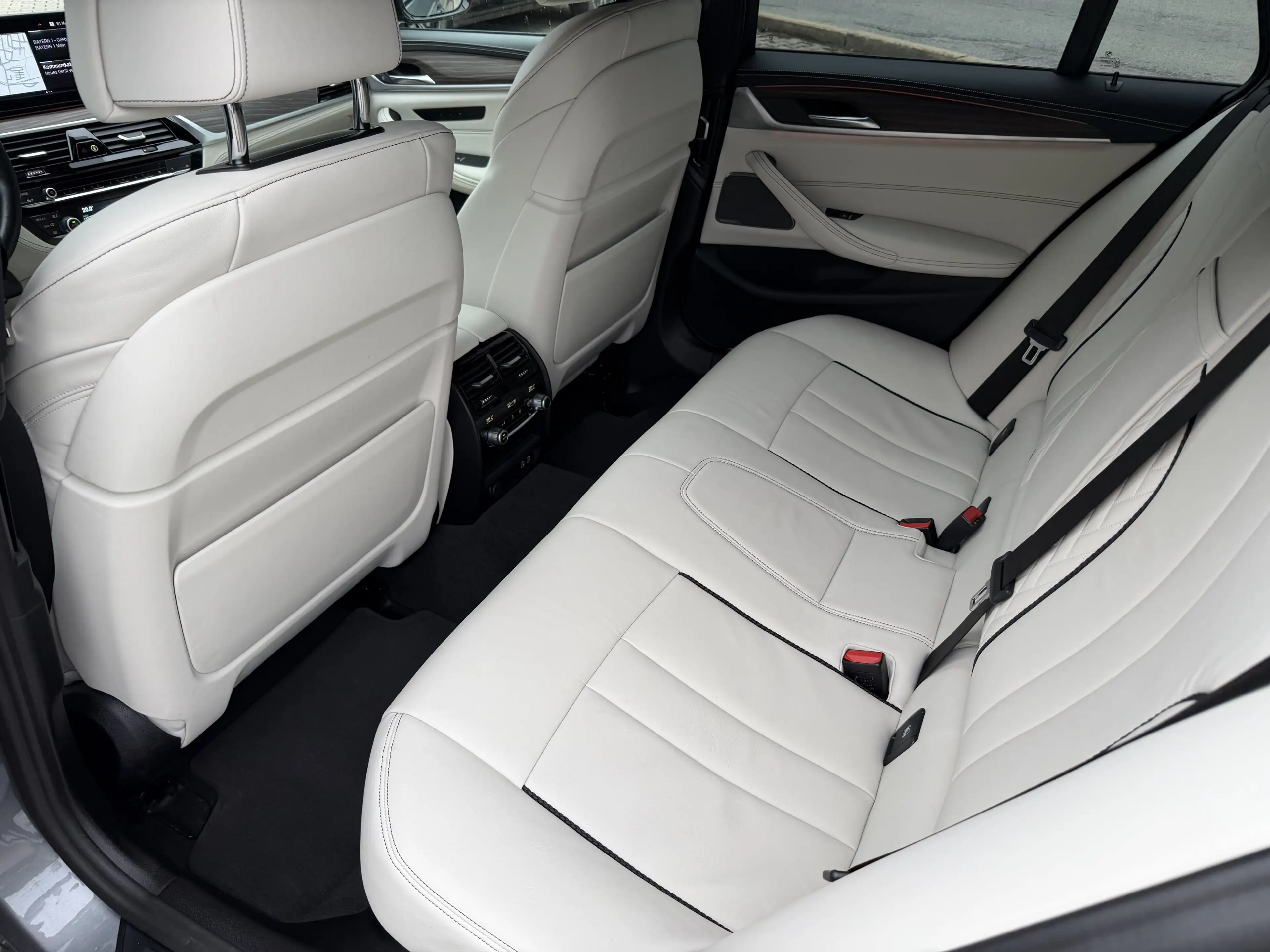 BMW 540 d xDrive Touring — photo 10