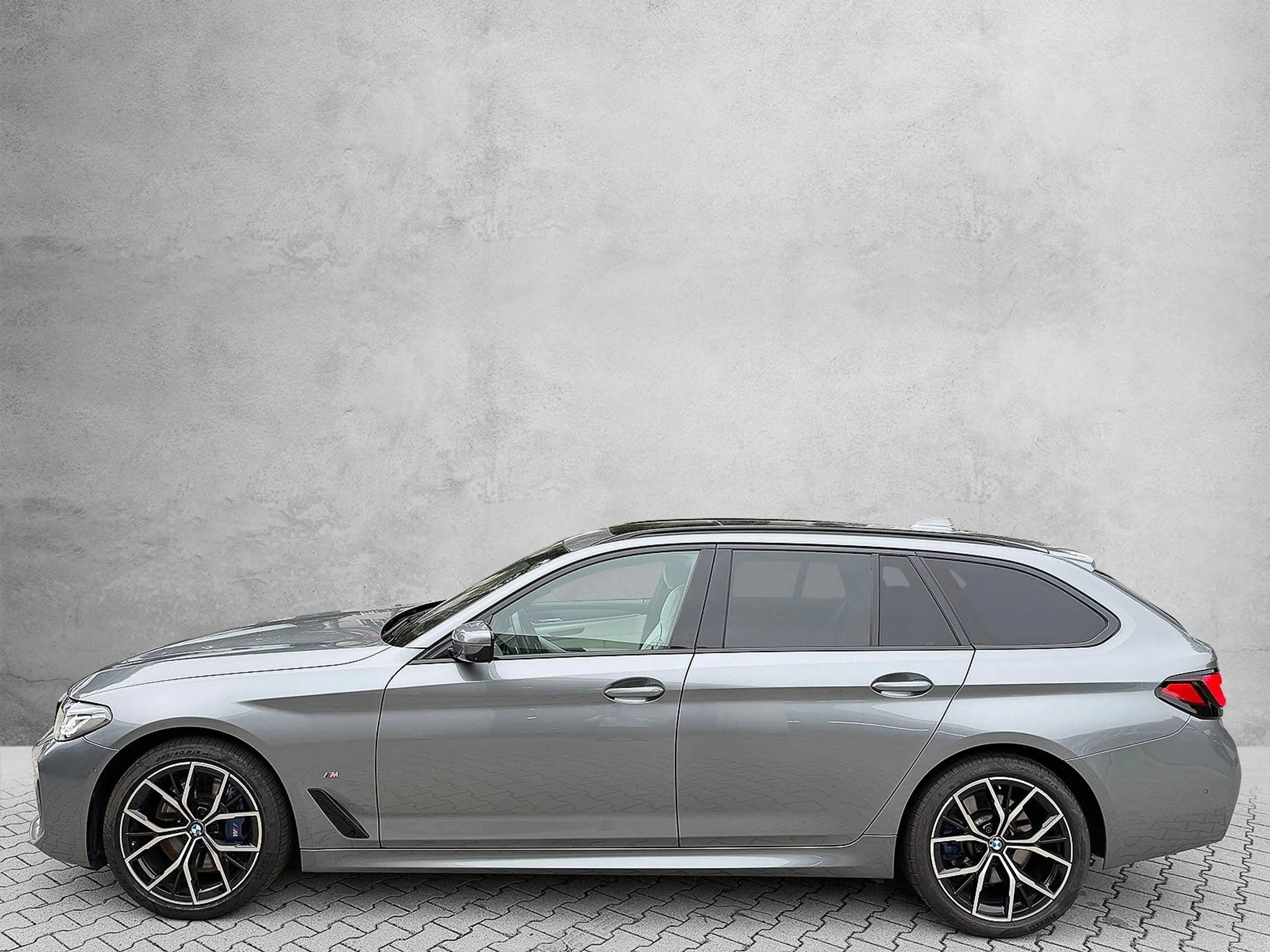 BMW 540 d xDrive Touring — photo 3