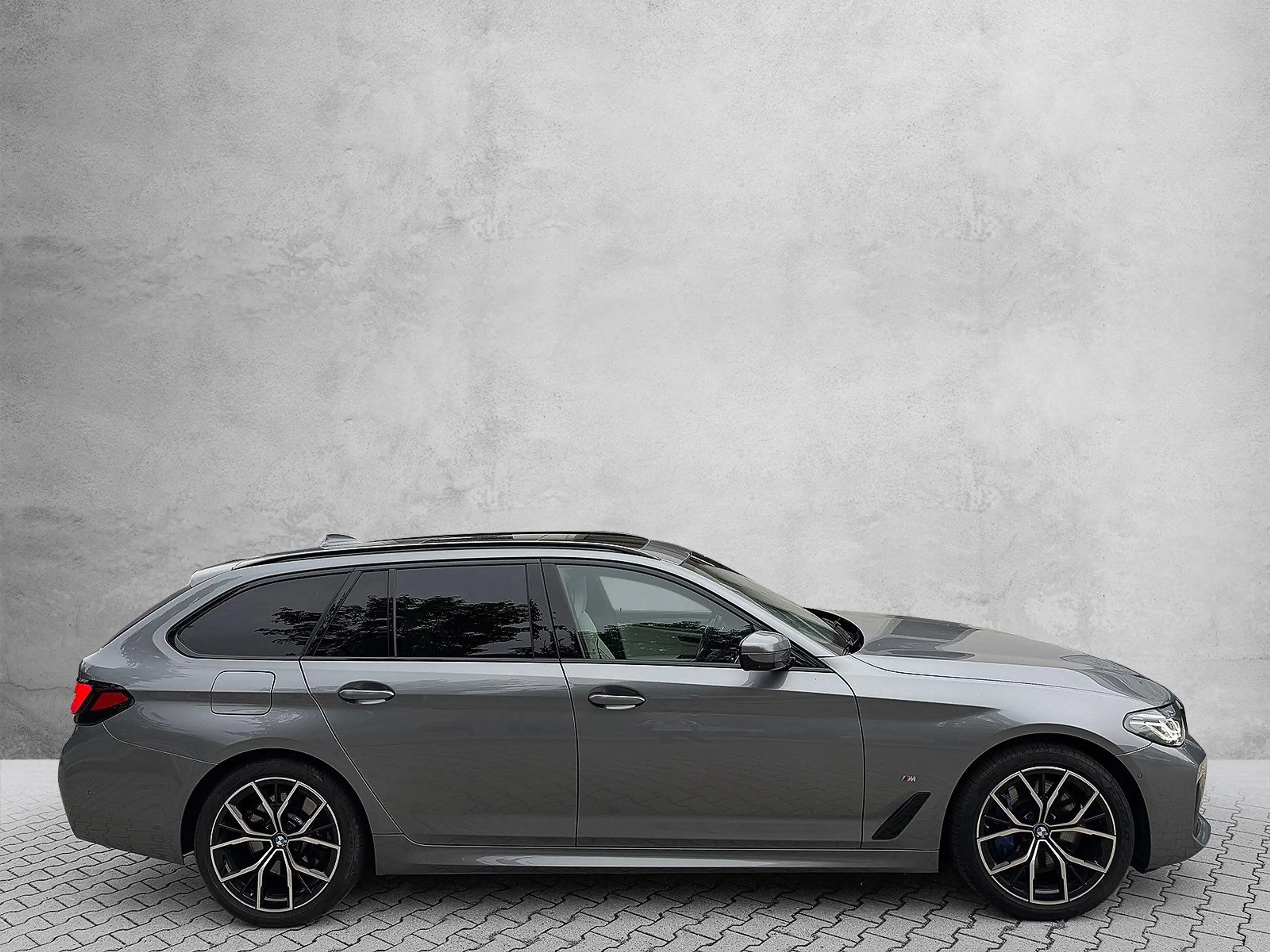 BMW 540 d xDrive Touring — photo 4
