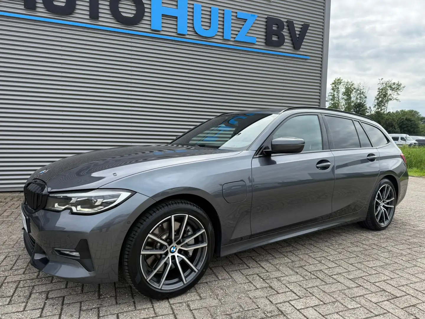 BMW 330 3-serie Touring 330e Executive Sport Line 18 inch Gris - 2