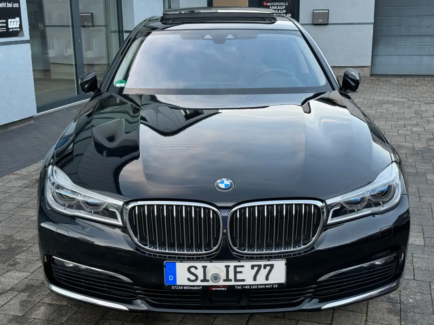 BMW 750 L d xDrive/LASER/SKY LOUNGE/HARMAN KARDON Černá - 2