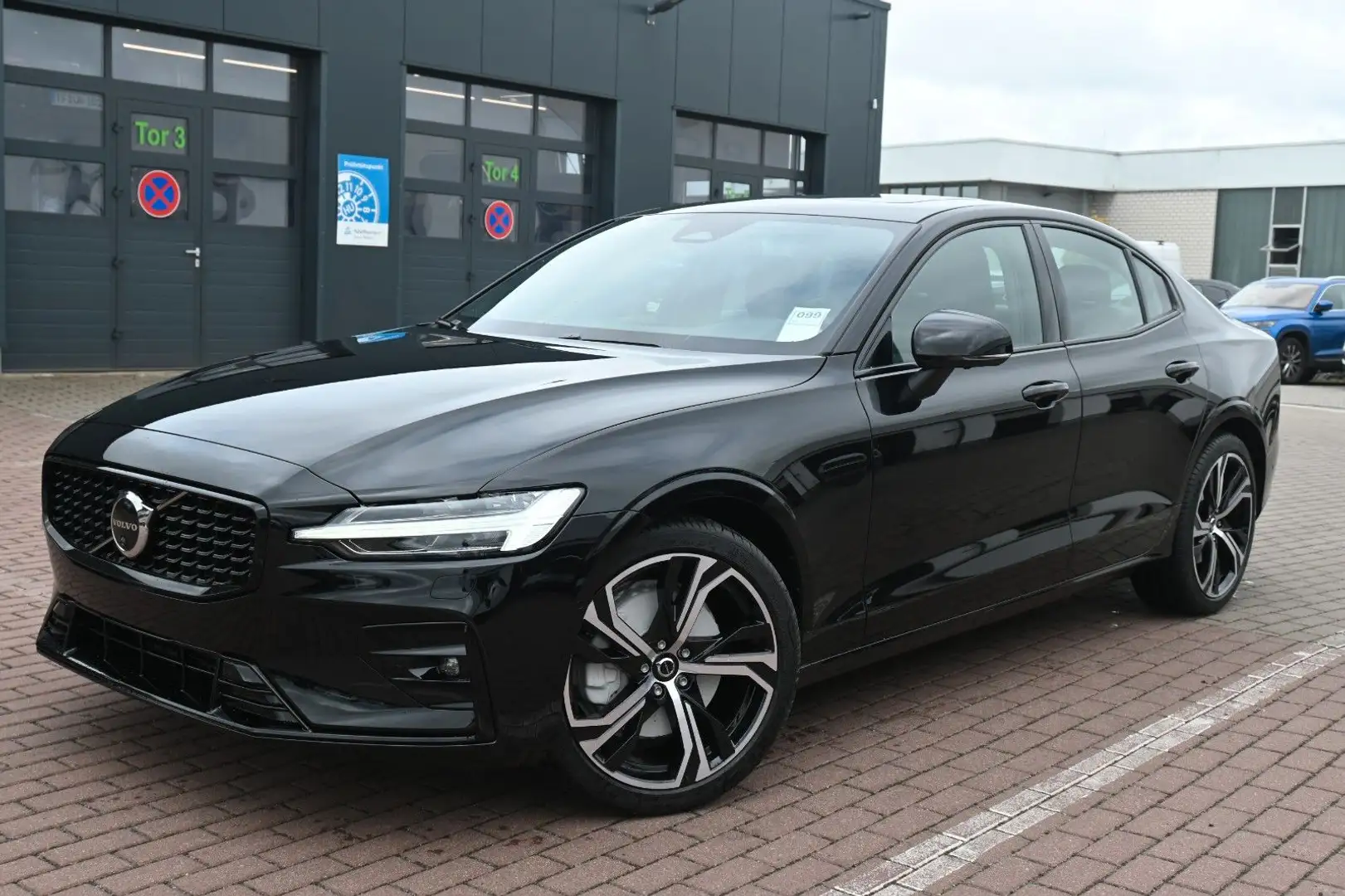 Volvo S60 B4 Plus Dark*LED*PANO*STHZ*H&K*360*QI*19" Schwarz - 1