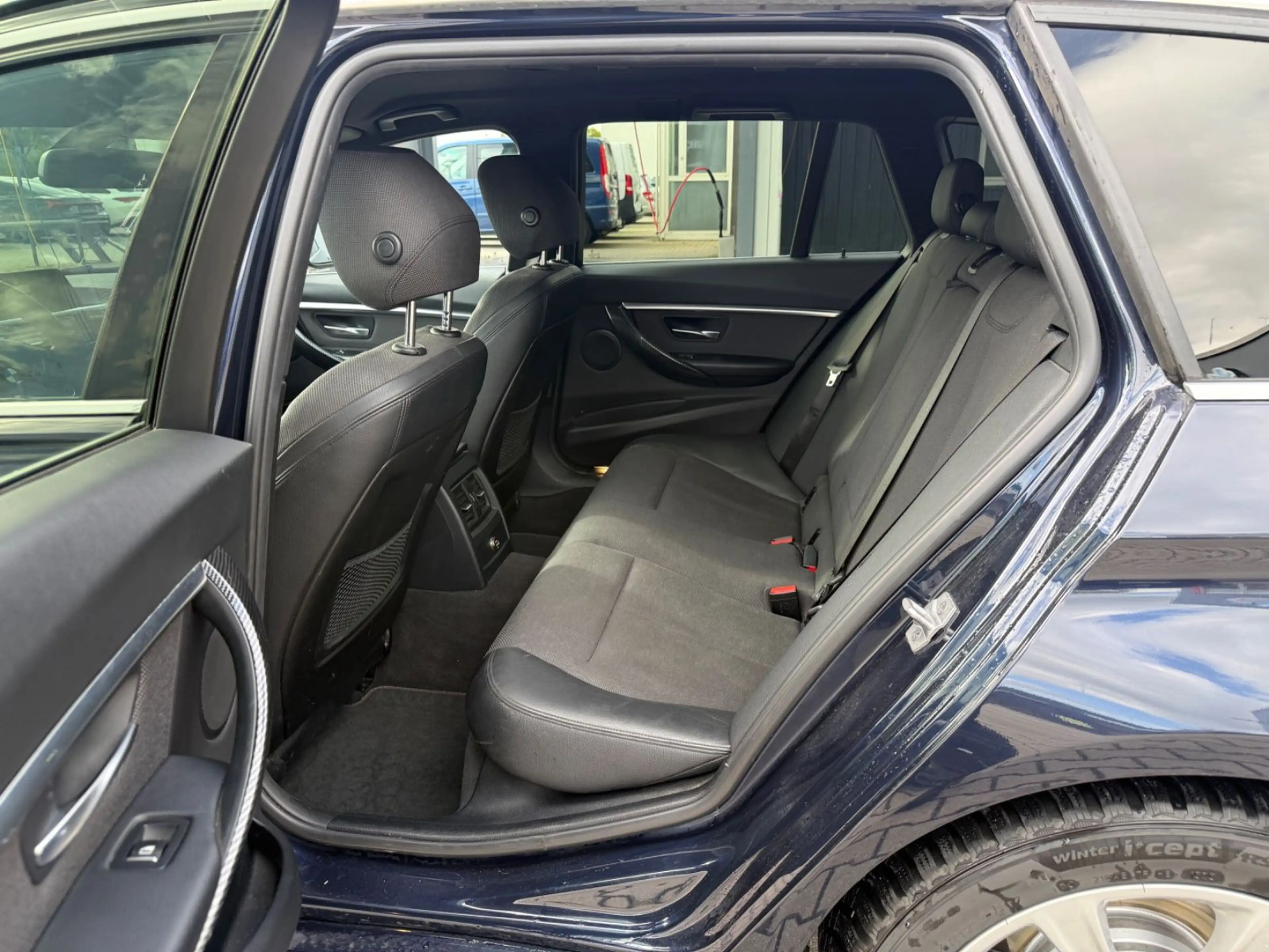 BMW 318 i Touring Sport Line*LED*HuD*Automatik* — photo 10