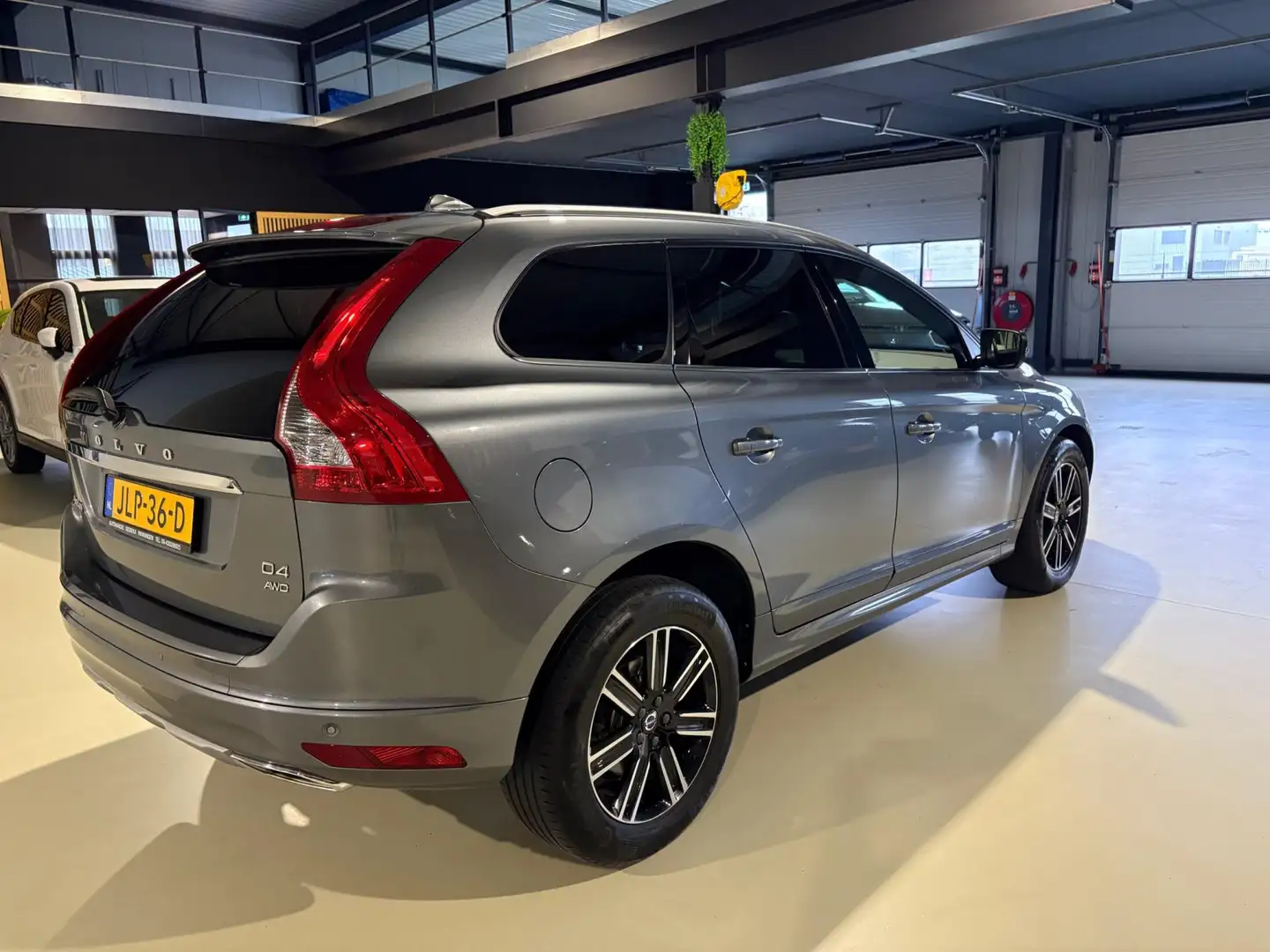 Volvo XC60 2.4 D4 5 cilinder Momentum AWD Gris - 2