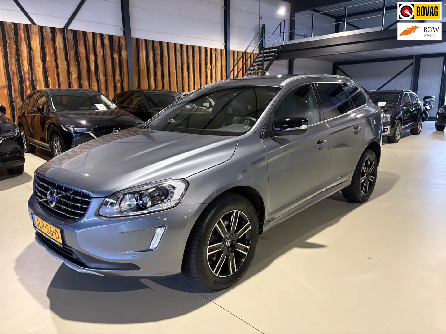 Volvo XC60 2.4 D4 5 cilinder Momentum AWD Gris - 1