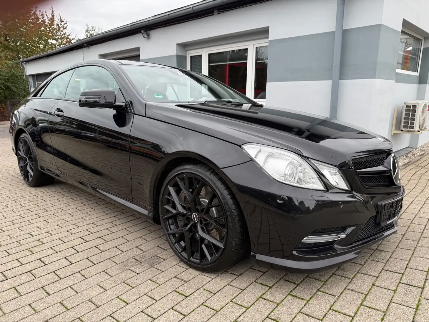 Mercedes-Benz E 50 AMG 0 CGI AMG-line Vollausstattung 95tkm Schwarz - 1